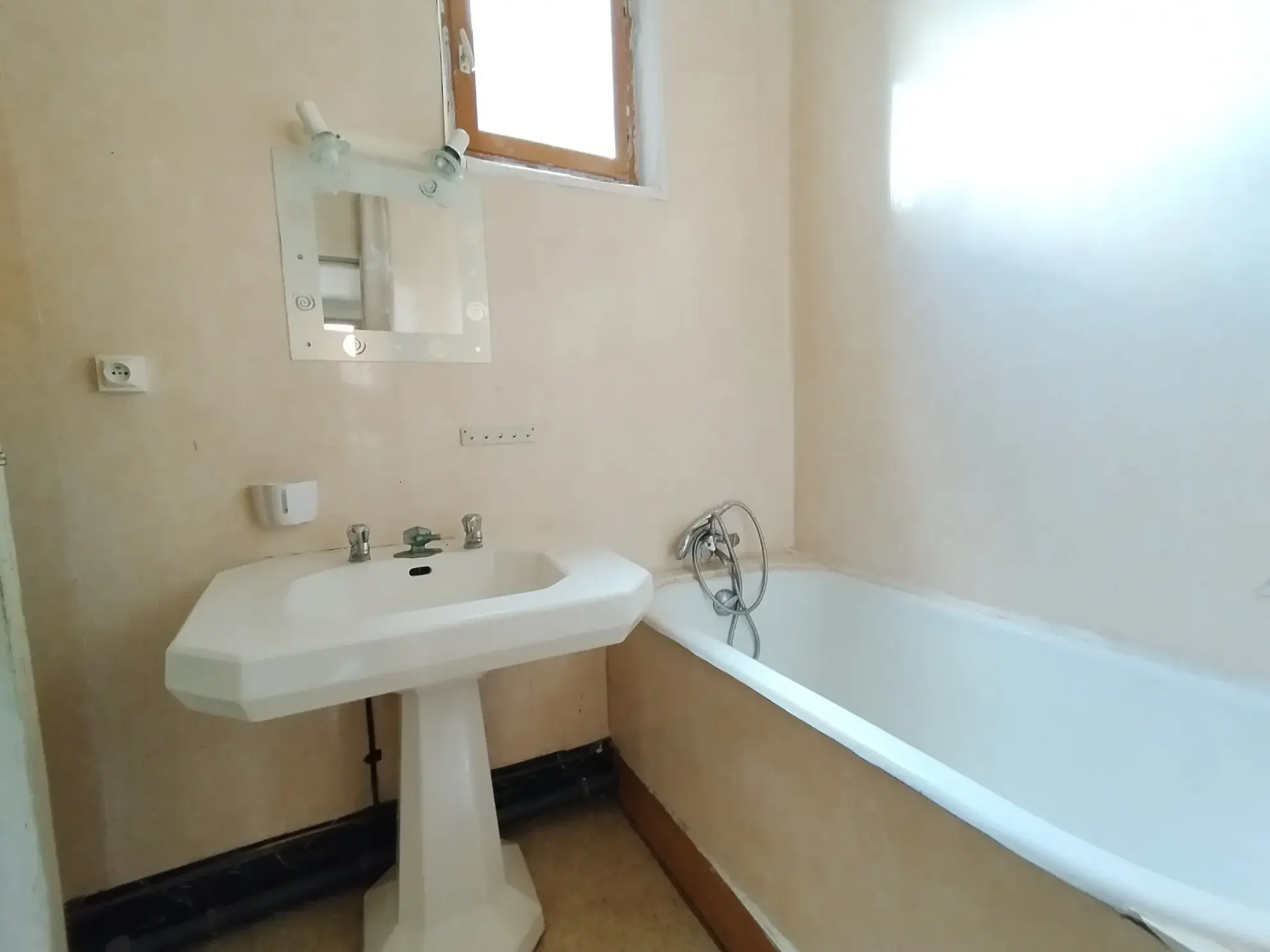 Immeuble à vendre à Saint-Girons avec local commercial et potentiel locatif élevé 