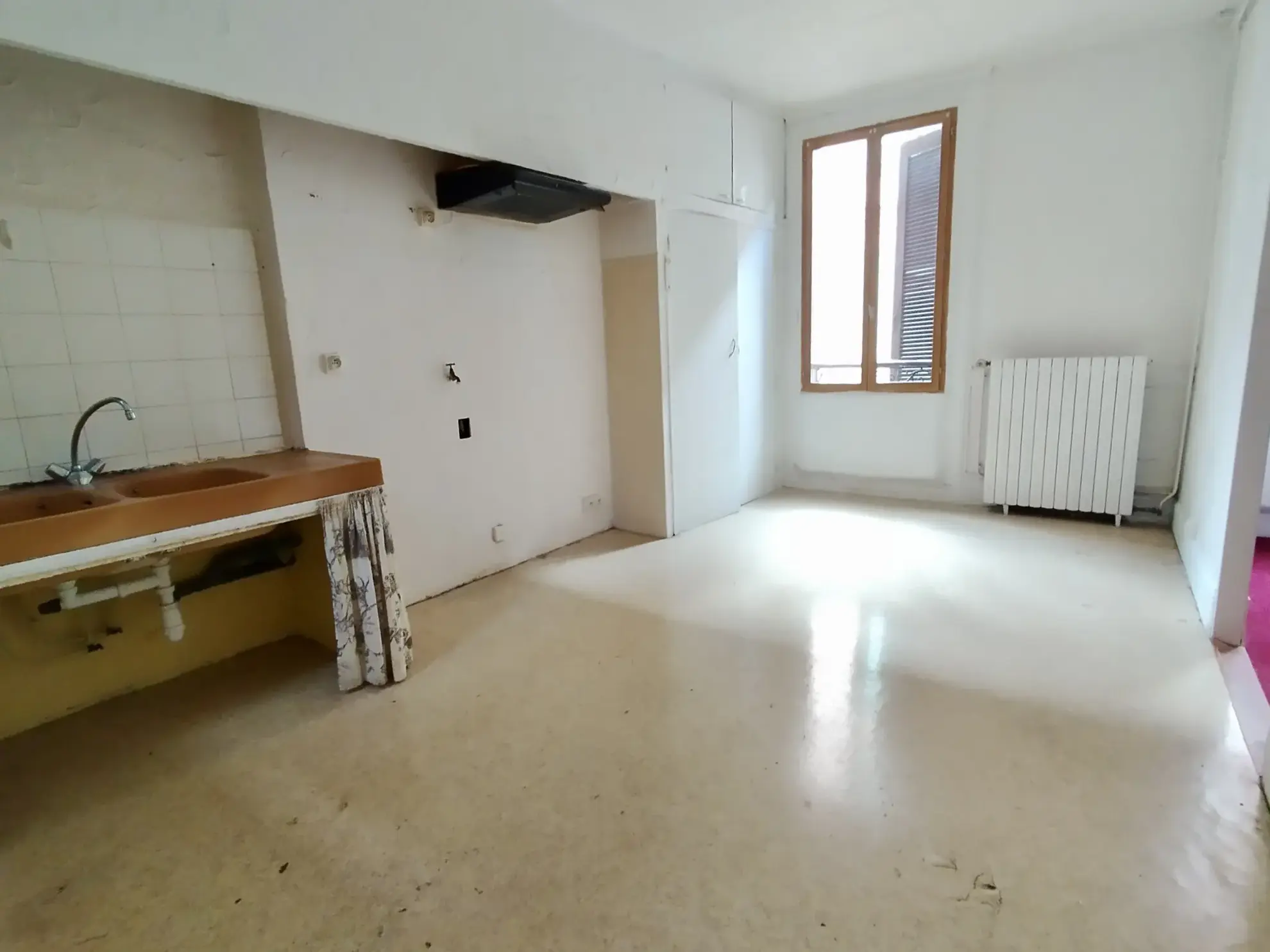 Immeuble à vendre à Saint-Girons avec local commercial et potentiel locatif élevé 