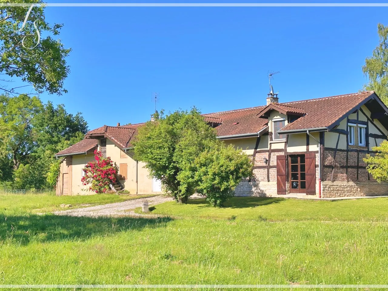 Corps de ferme à Saint-Denis-lès-Bourg avec grand terrain à rénover