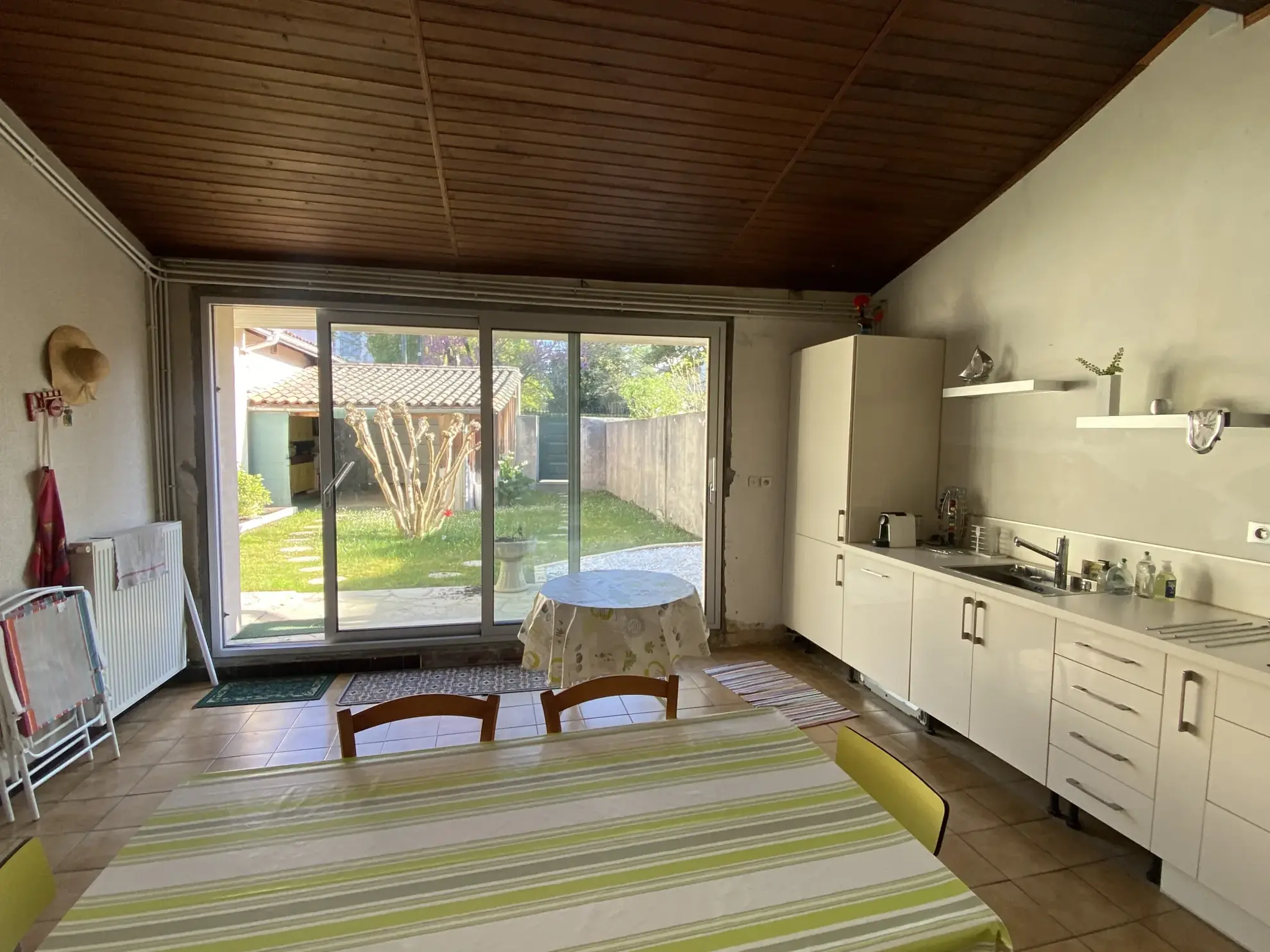 Vente ensemble immobilier à Villandraut avec maison et commerce – parfait pour investissement 