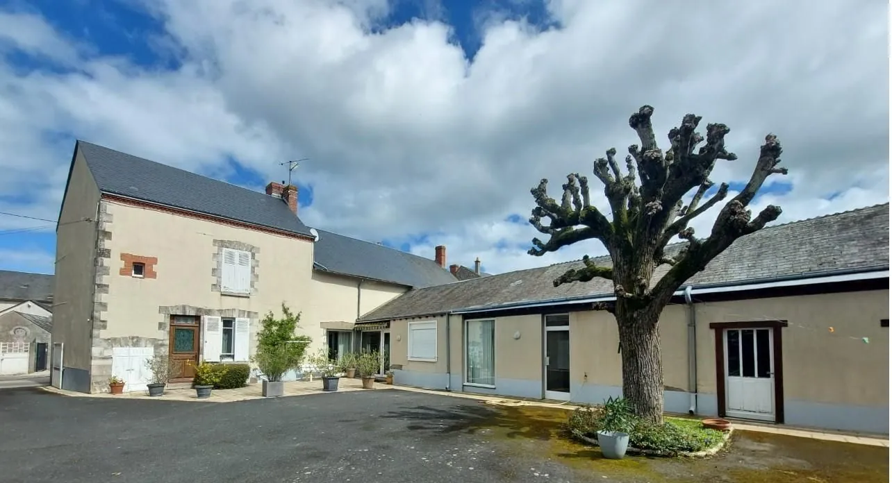 Maison de campagne avec dépendances, terrain de 4929 m² et court de tennis à Pithiviers