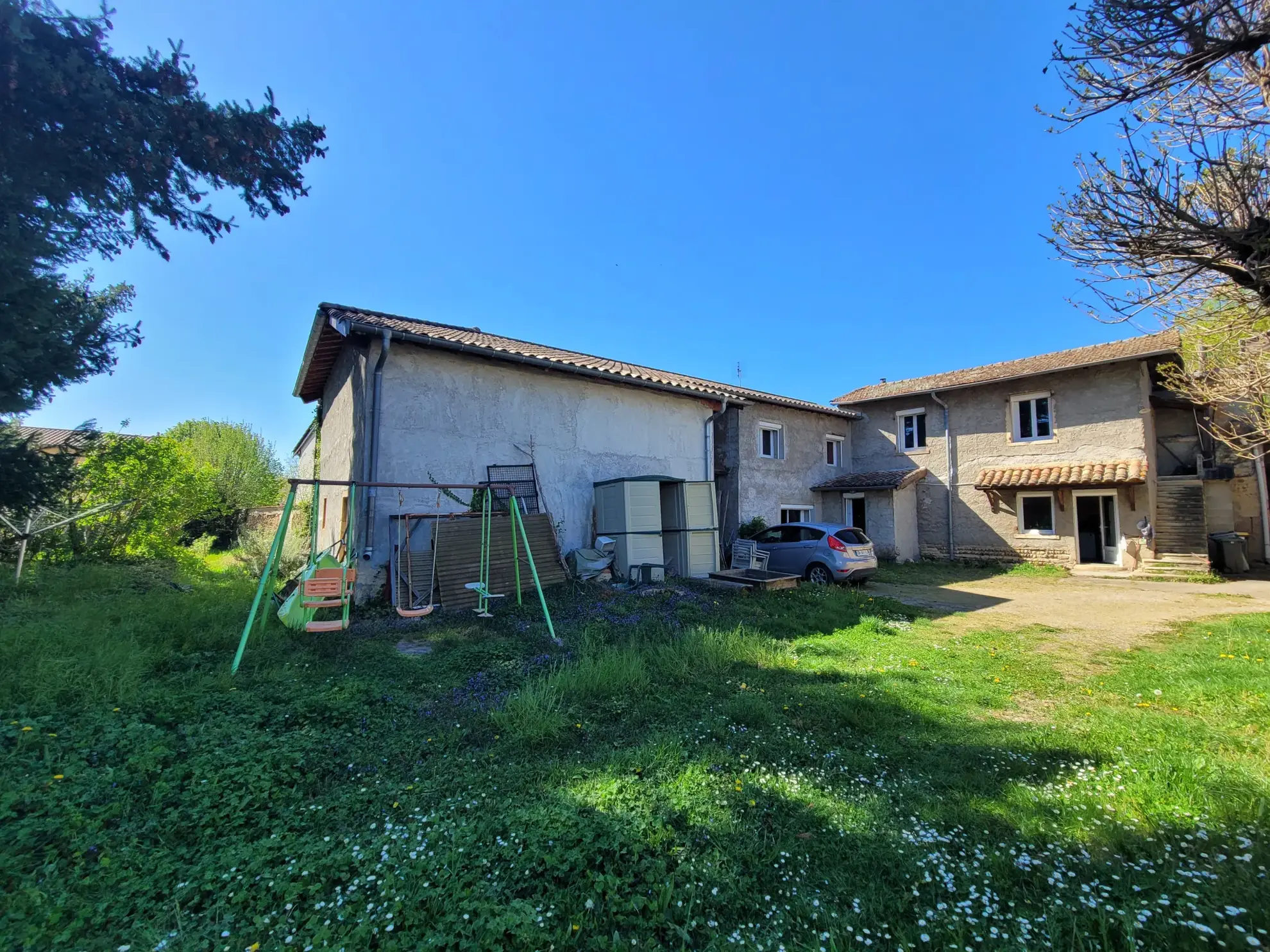 Maison à rénover de 140m² avec terrain à Reyrieux, potentiel immobilier exceptionnel