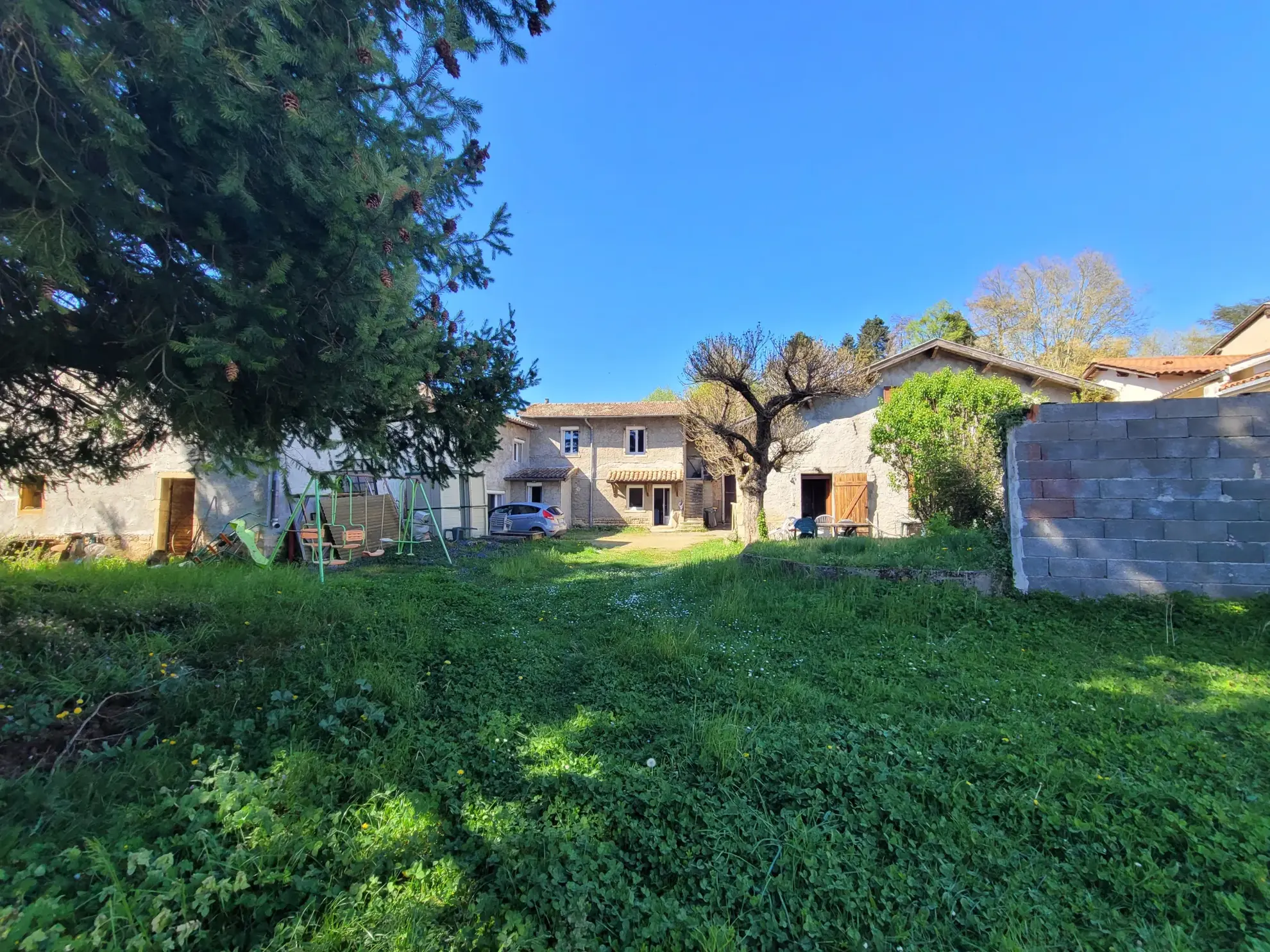 Maison à rénover de 140m² avec terrain à Reyrieux, potentiel immobilier exceptionnel 