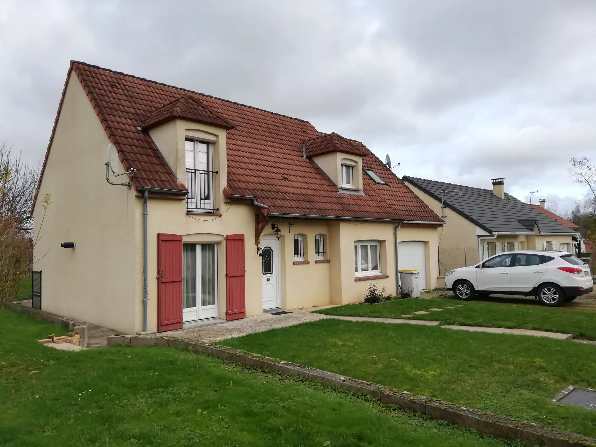 Maison avec 4 chambres, piscine hors-sol, proche commodités à Aillant