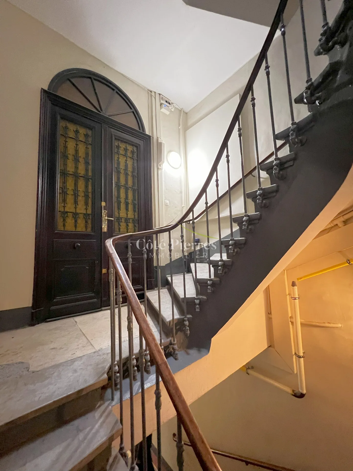 Appartement Type 4 à Nîmes avec véranda et potentiel professionnel 