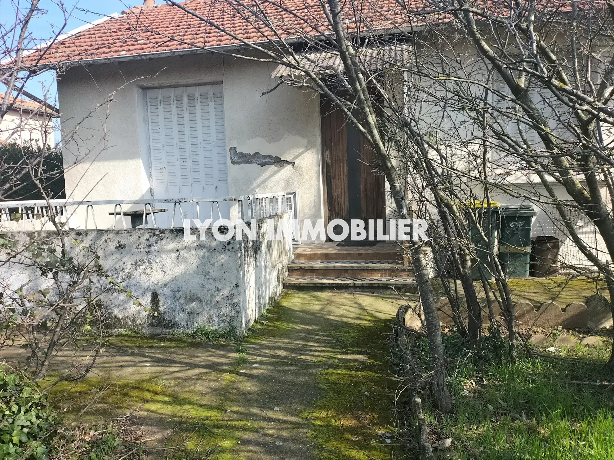 Maison à Rénover avec Terrain de 705 m² à Revaison, St Priest 