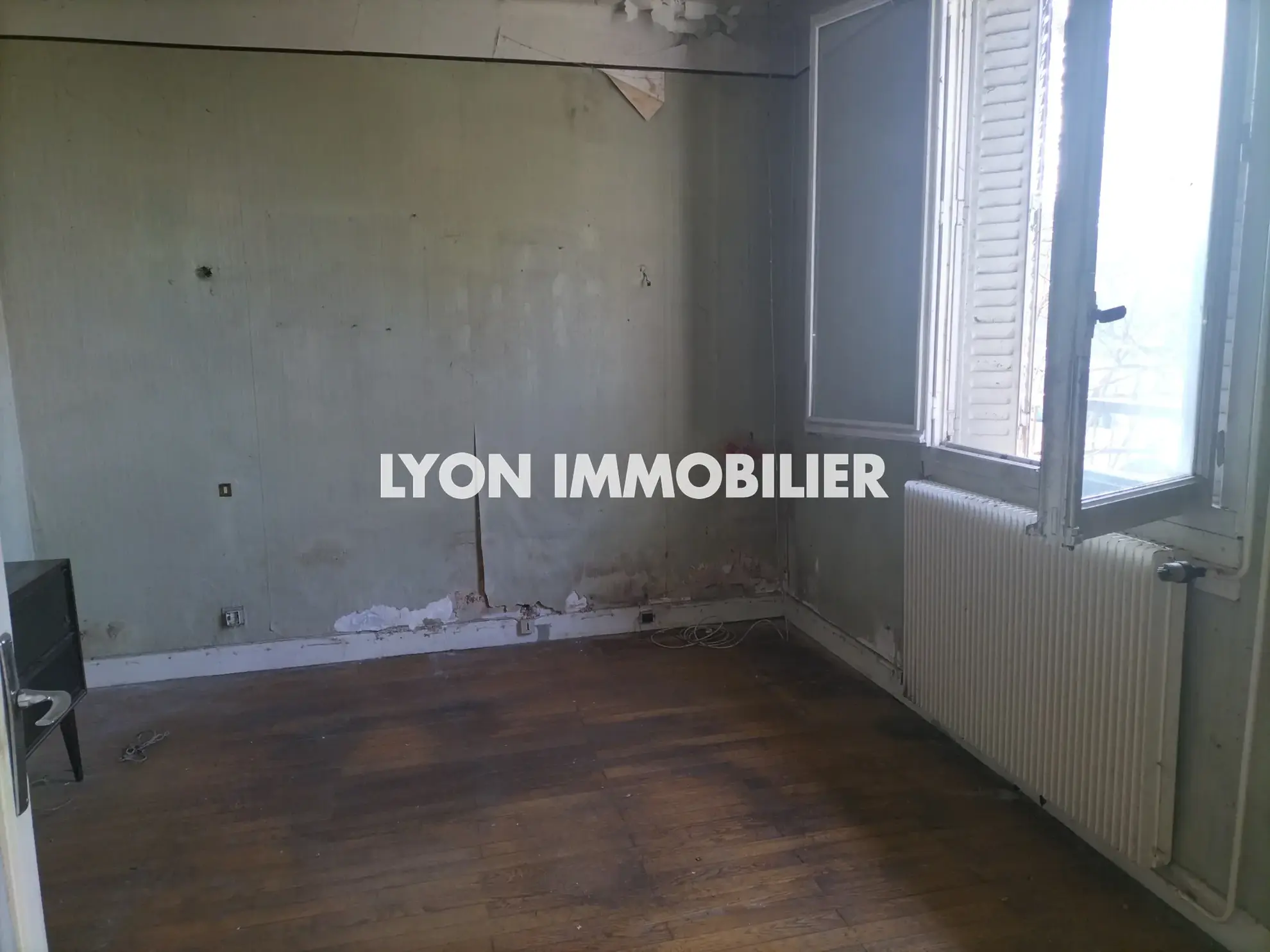 Maison à Rénover avec Terrain de 705 m² à Revaison, St Priest 