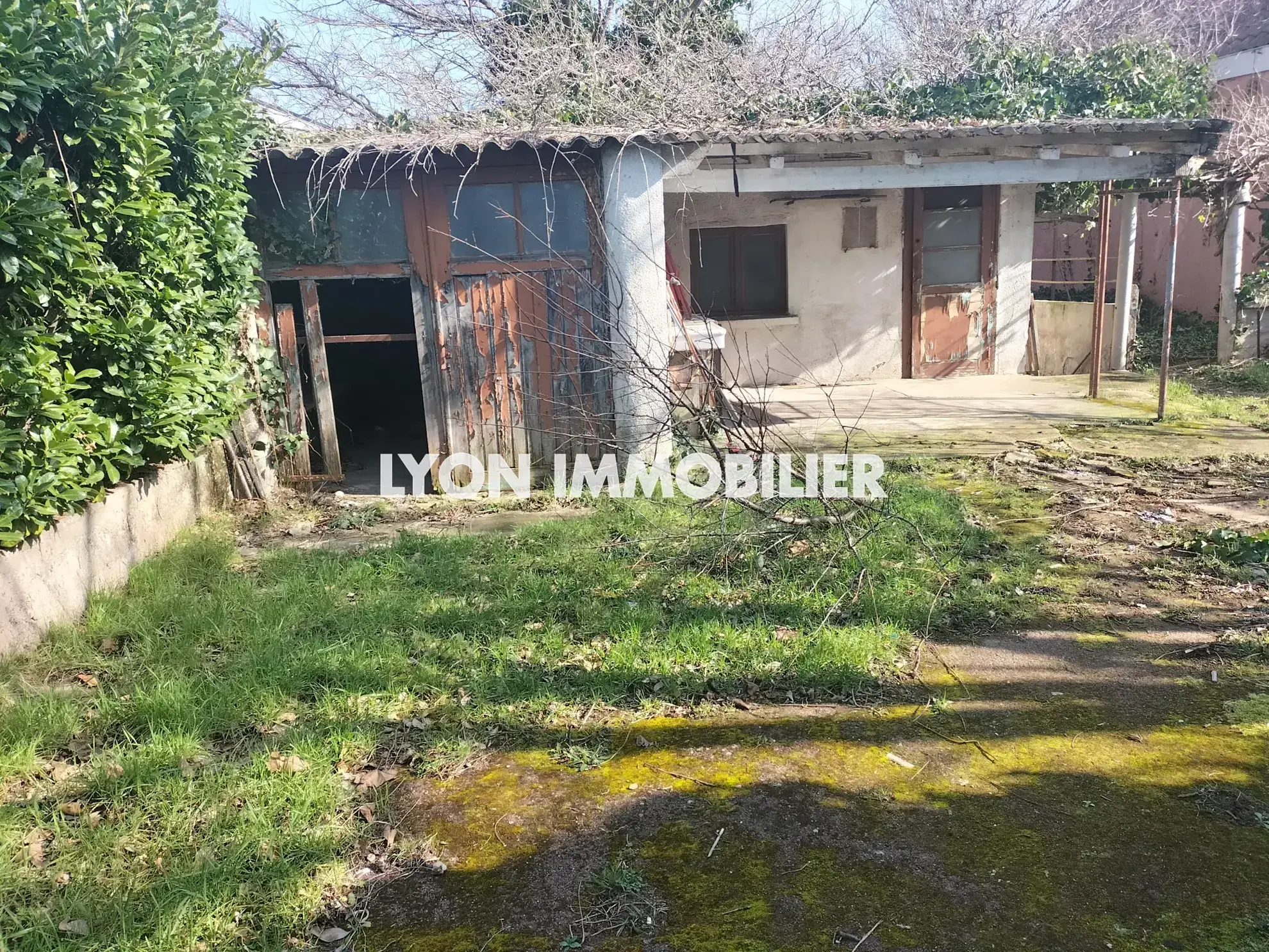 Maison à Rénover avec Terrain de 705 m² à Revaison, St Priest 