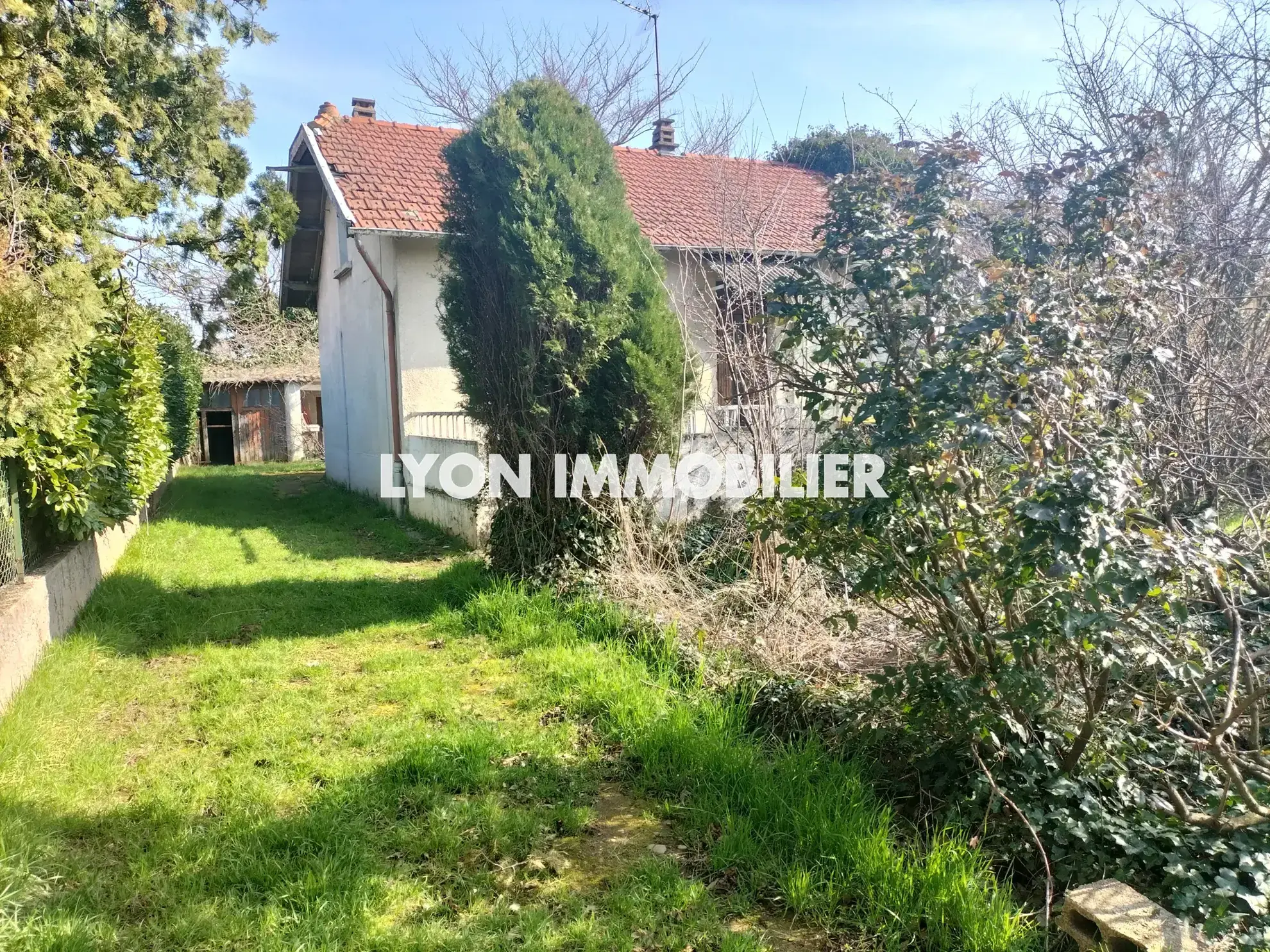 Maison à Rénover avec Terrain de 705 m² à Revaison, St Priest 