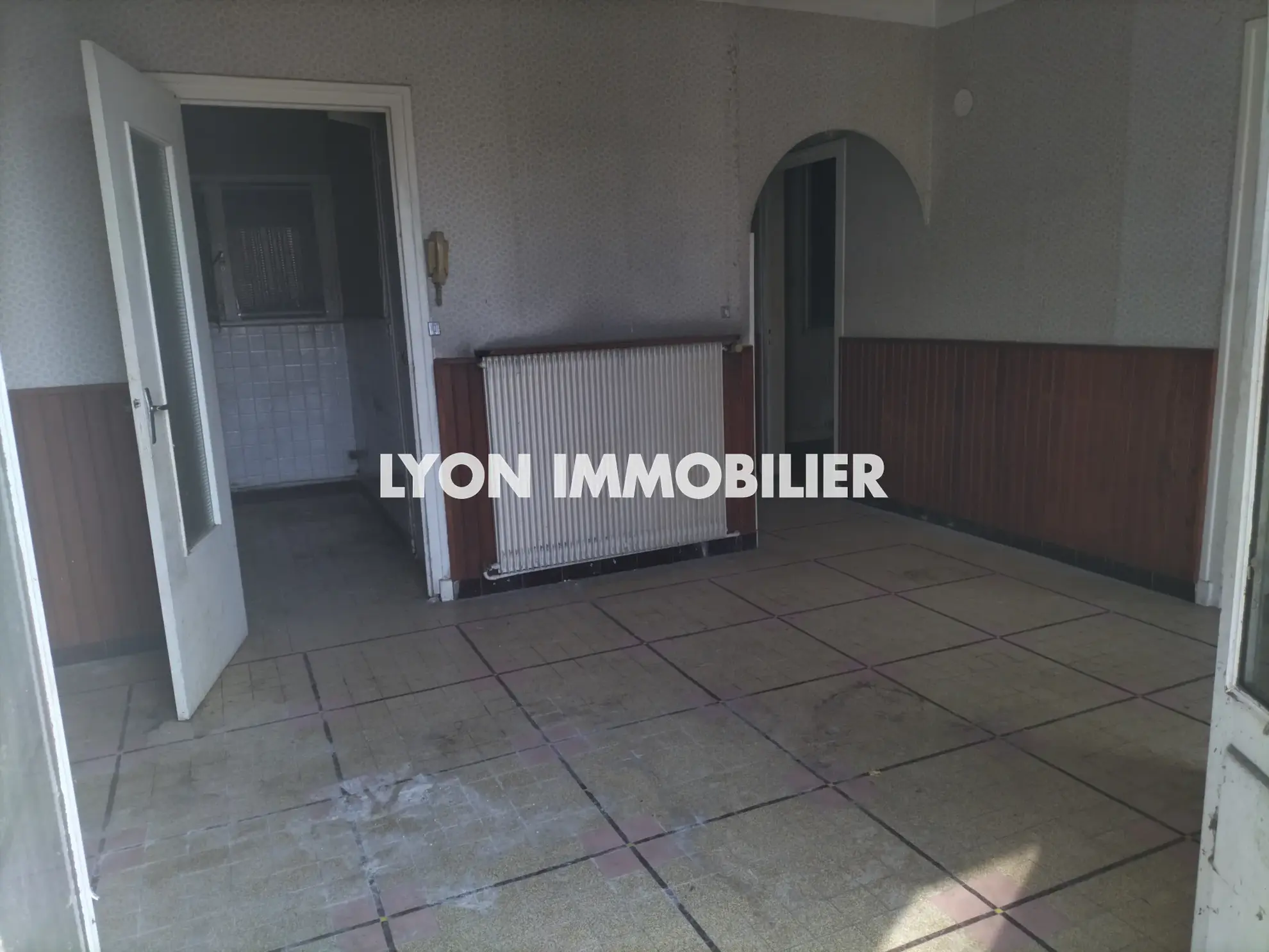 Maison à Rénover avec Terrain de 705 m² à Revaison, St Priest 