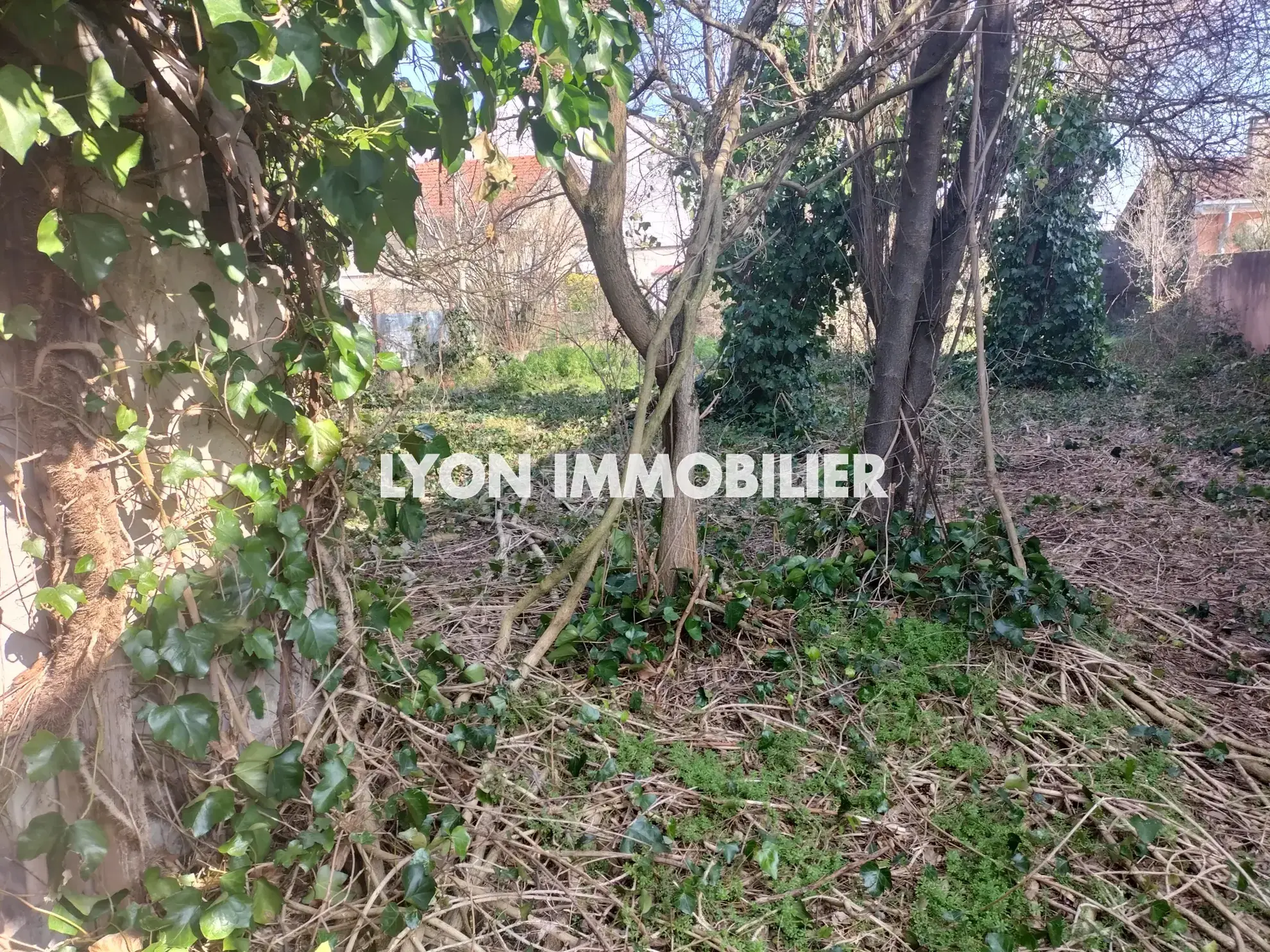 Maison à Rénover avec Terrain de 705 m² à Revaison, St Priest 