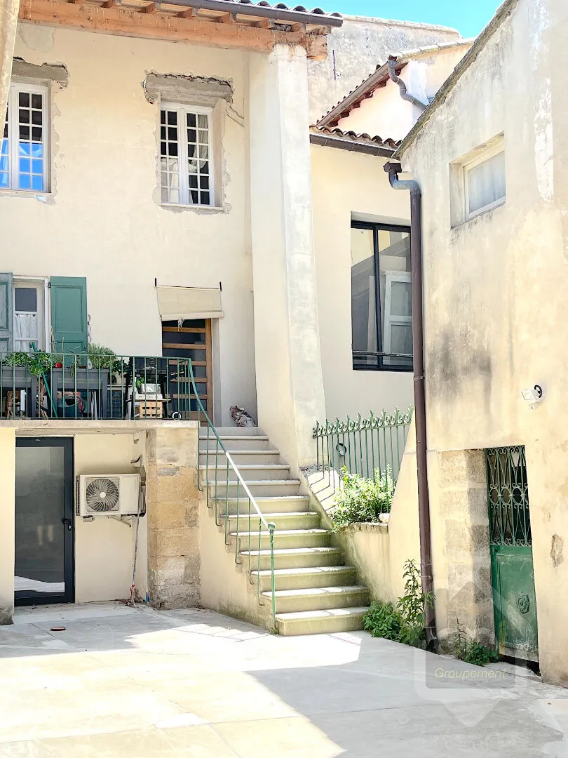 Appartement à rénover de 117 m² avec terrasse à L'Isle-sur-la-Sorgue – Vue sur le clocher