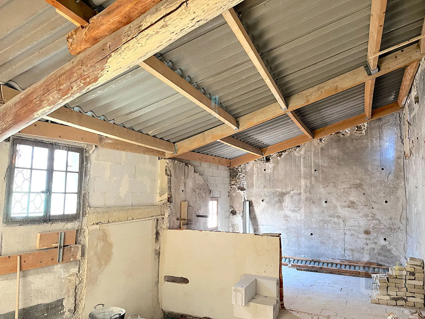 Appartement à rénover de 117 m² avec terrasse à L'Isle-sur-la-Sorgue – Vue sur le clocher 