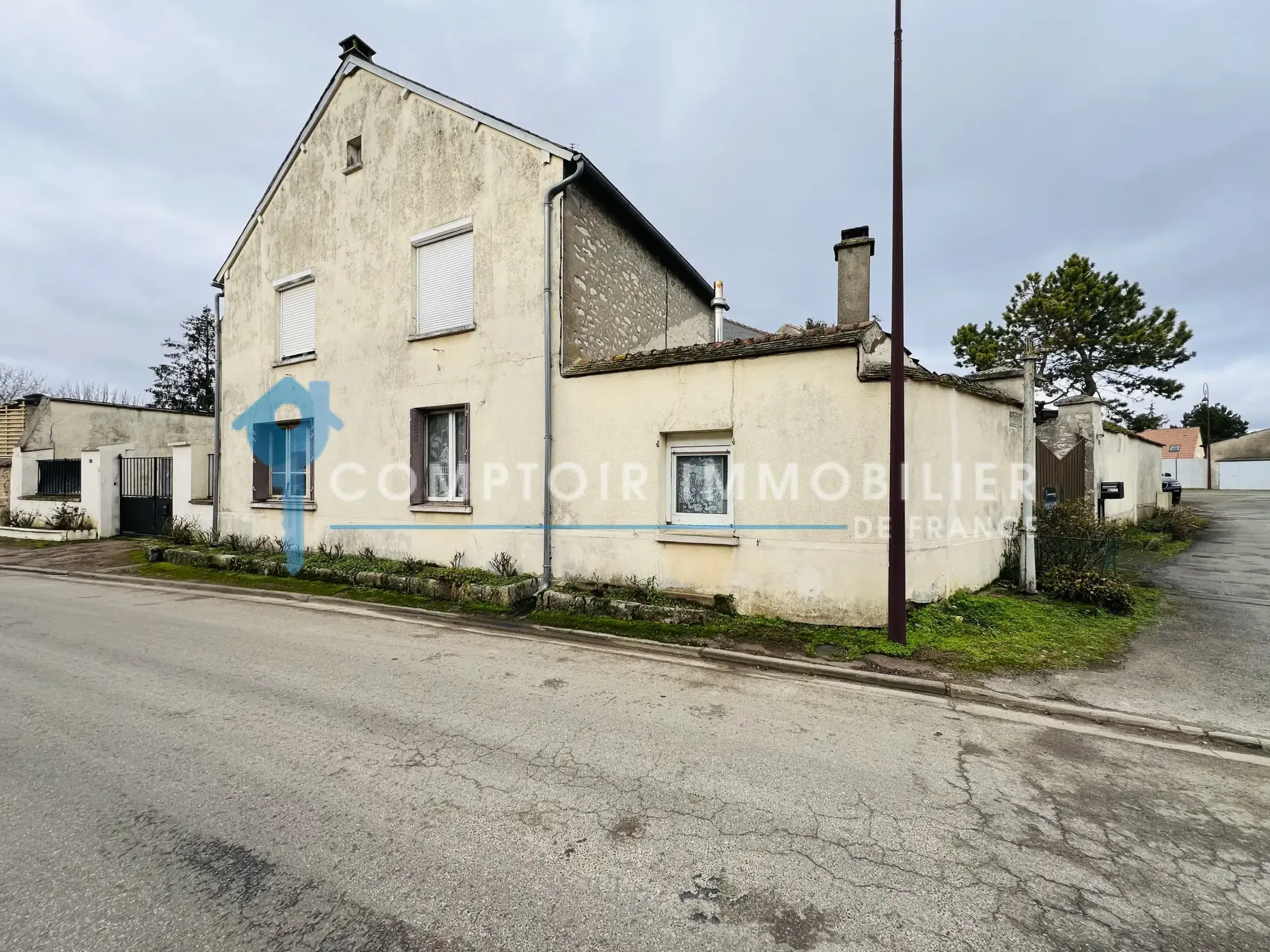 Maison de village à rénover à Auneau, 89 m² avec grange et cour, proche gare