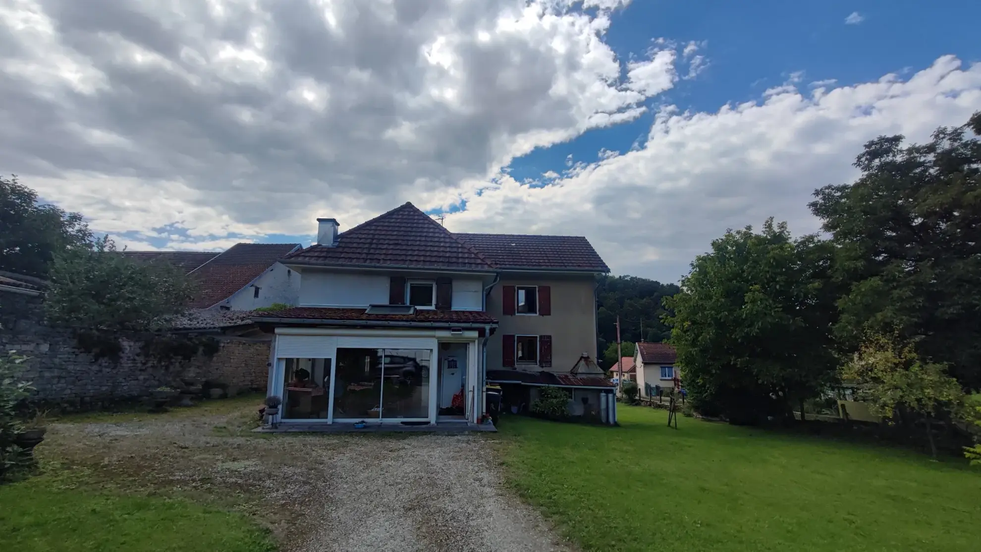 Grande maison en pierre de 135 m² avec terrain constructible à Villars-sous-Ecot 