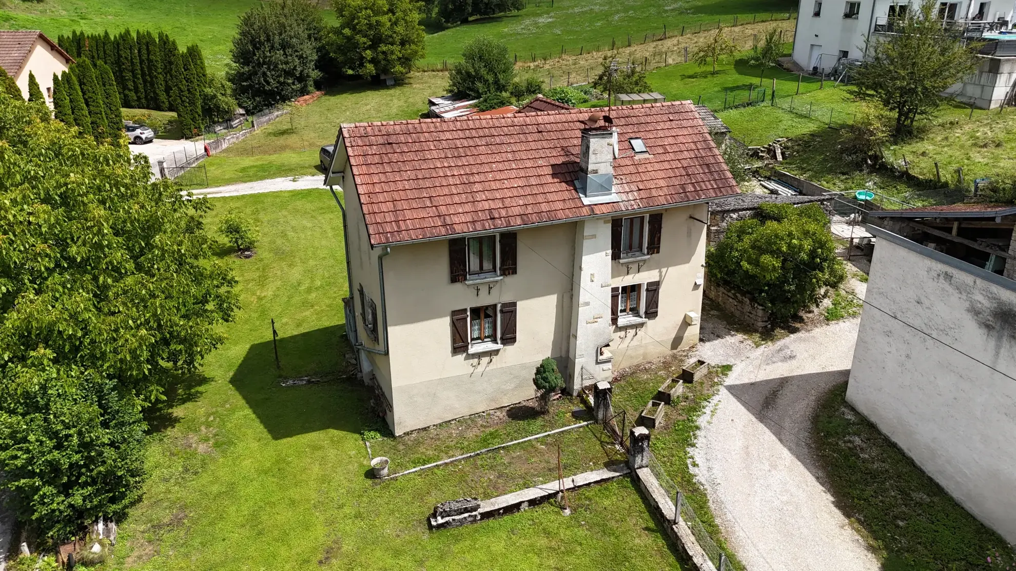 Maison en pierre de 135 m² avec terrain constructible à Villars sous Ecot 