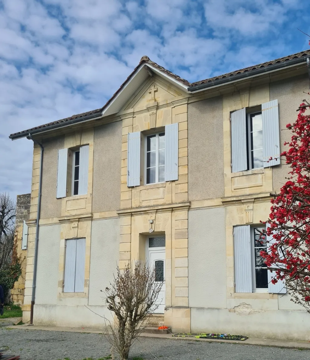 Maison à vendre de 175 m² à Petit Palais et Cornemps, potentiel locatif et rénovation 