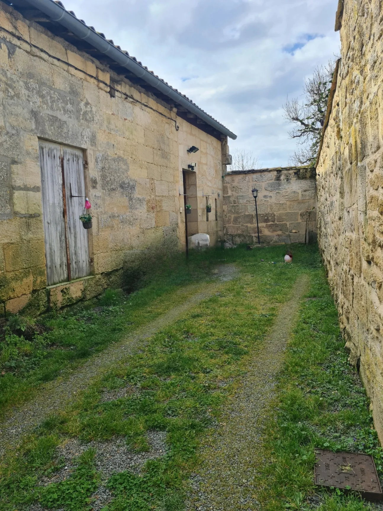 Maison à vendre de 175 m² à Petit Palais et Cornemps, potentiel locatif et rénovation 