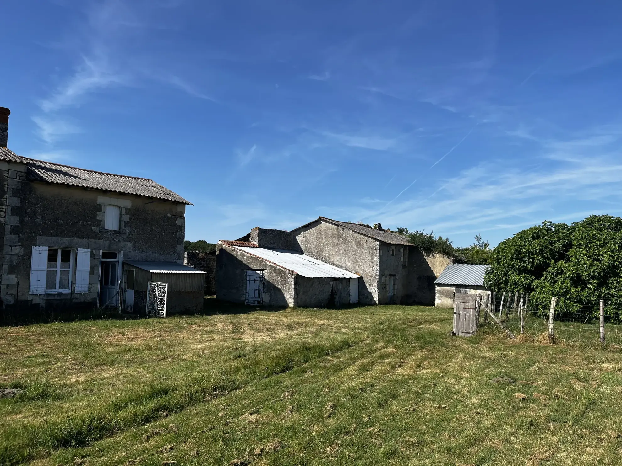 Charmante maison en pierre avec terrain et dépendances à Mirebeau