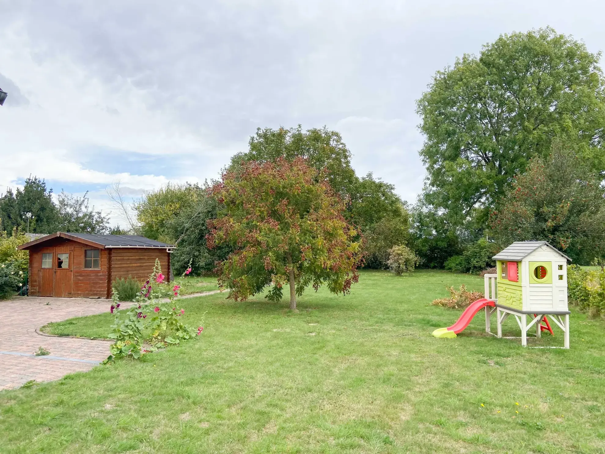 Magnifique maison en secteur d'exception avec grand terrain et garage double 