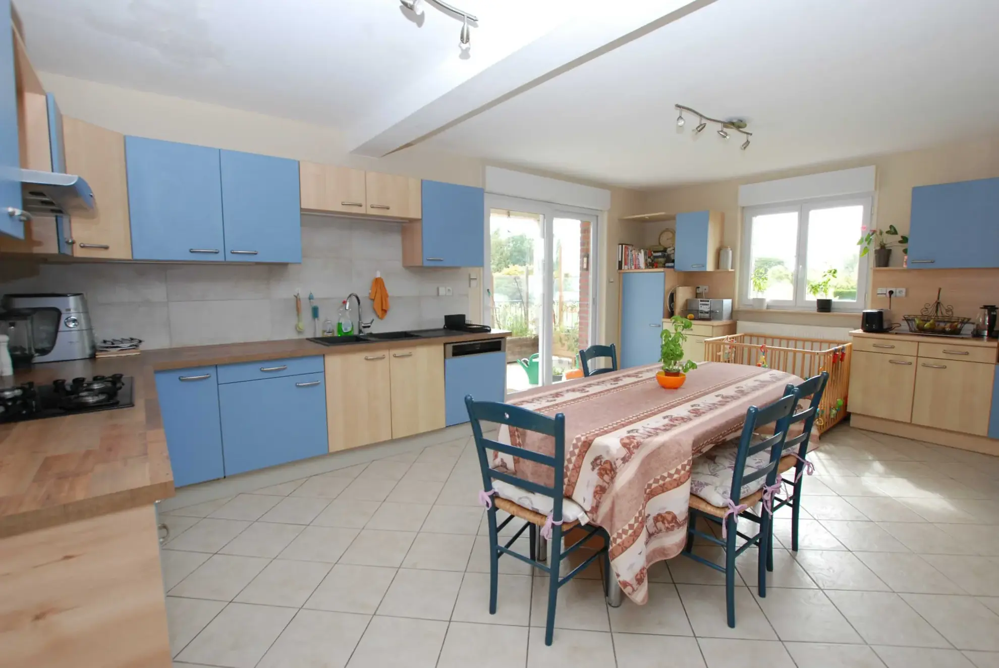 Magnifique maison en secteur d'exception avec grand terrain et garage double 