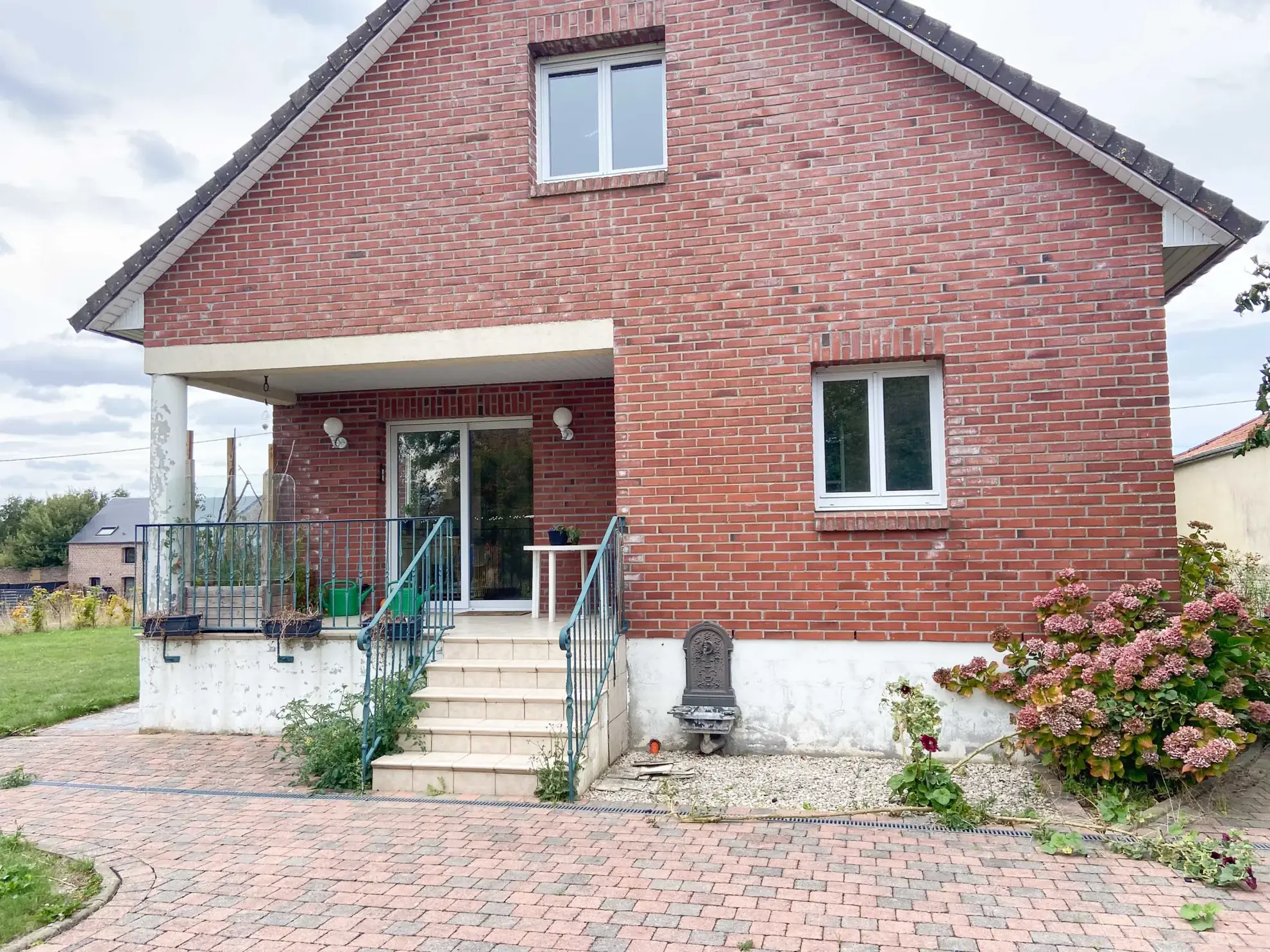 Magnifique maison en secteur d'exception avec grand terrain et garage double 