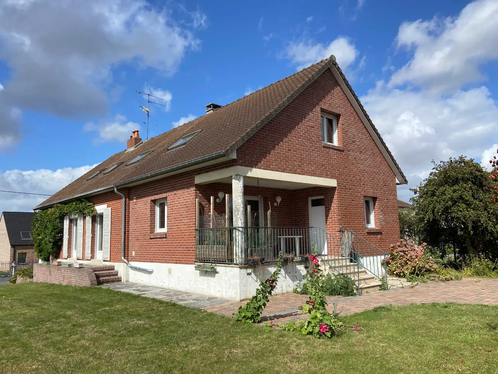 Magnifique maison en secteur d'exception avec grand terrain et garage double 