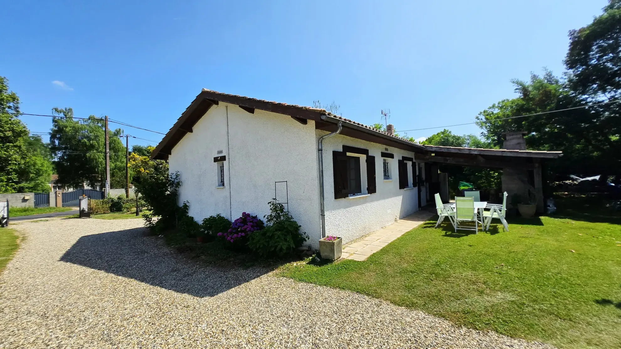 Maison plain-pied année 80 avec jardin, garage et 3 chambres à Sainte-Terre 
