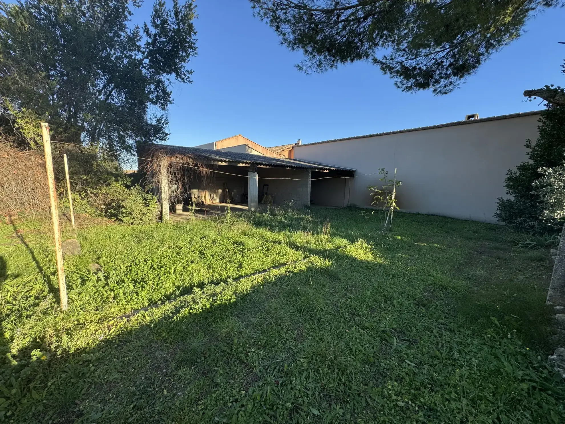 Maison ancienne avec grand terrain et potentiel à Laudun l'Ardoise 