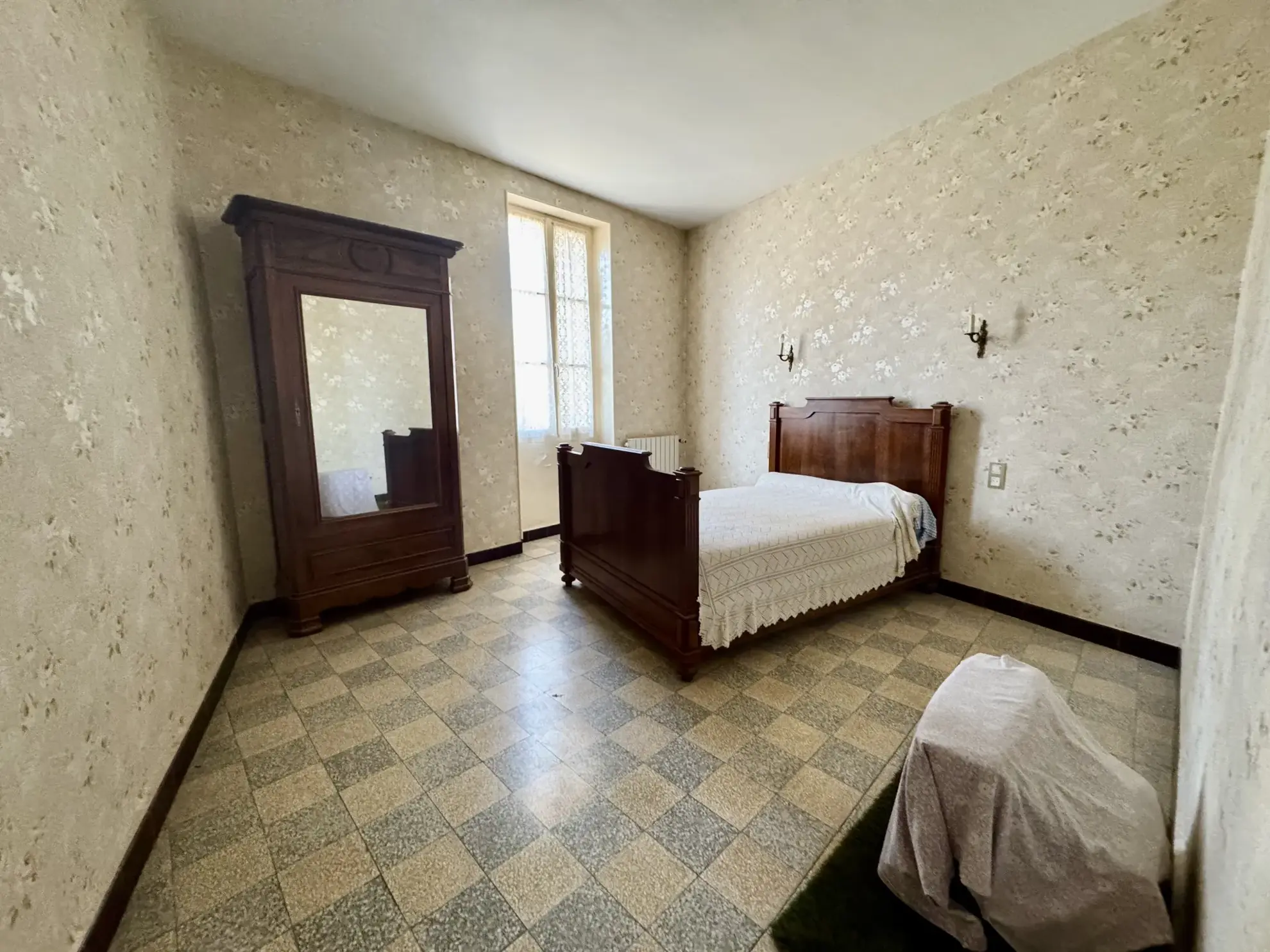 Maison ancienne avec grand terrain et potentiel à Laudun l'Ardoise 