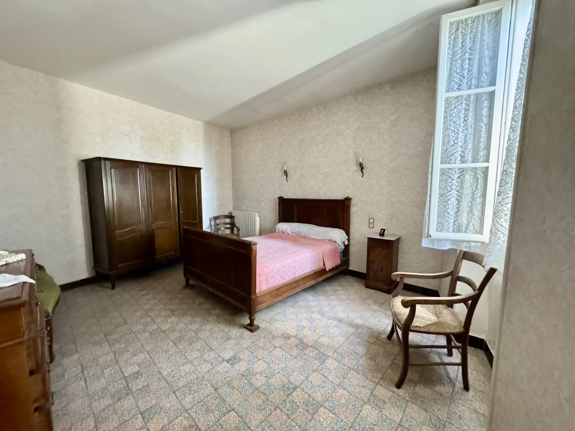 Maison ancienne avec grand terrain et potentiel à Laudun l'Ardoise 