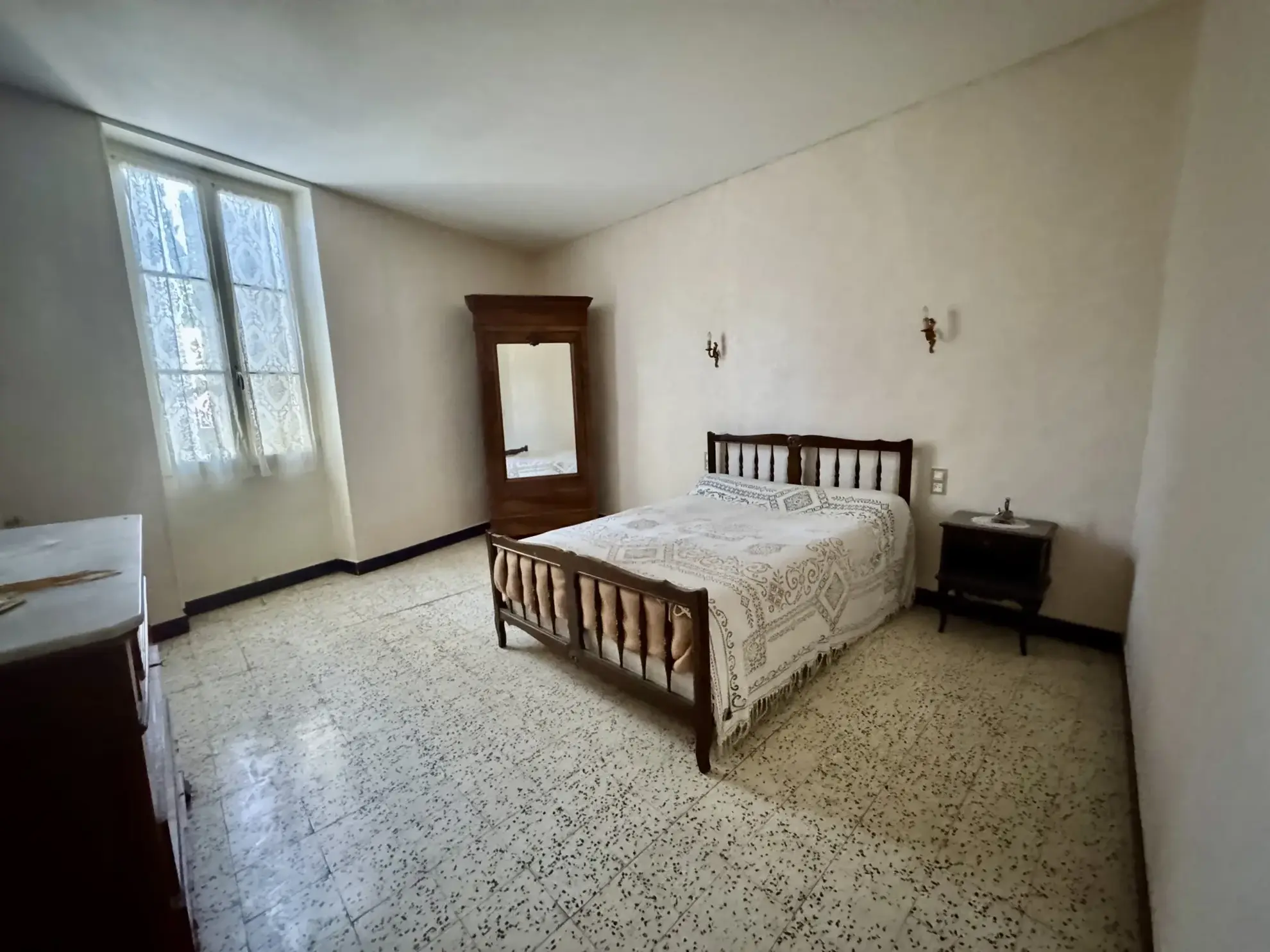 Maison ancienne avec grand terrain et potentiel à Laudun l'Ardoise 