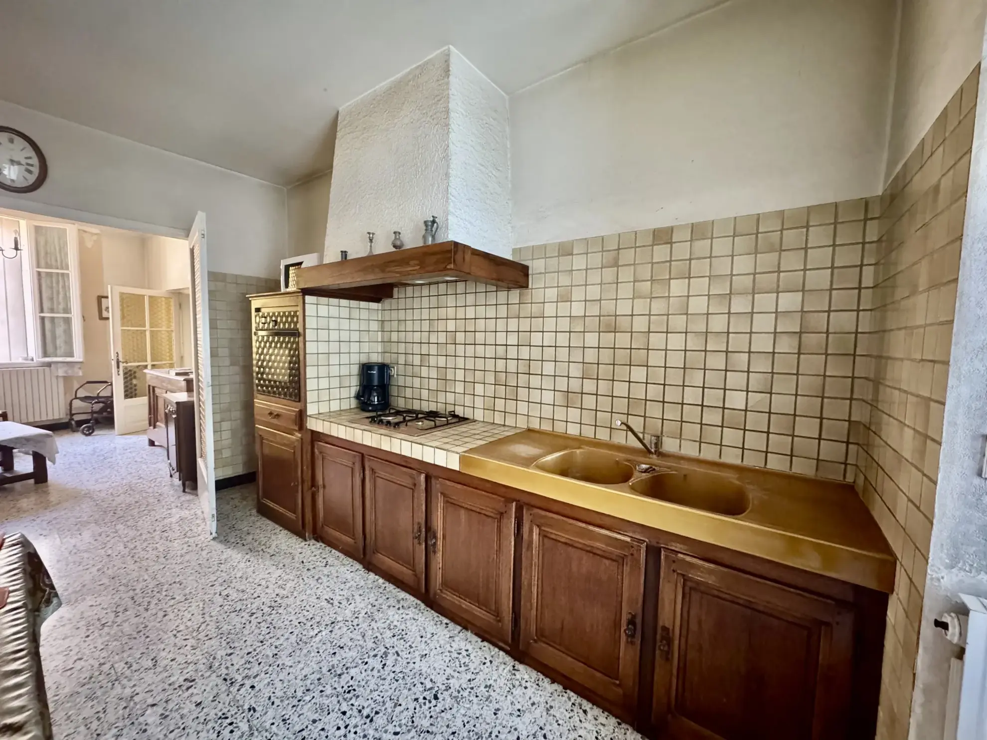 Maison ancienne avec grand terrain et potentiel à Laudun l'Ardoise 