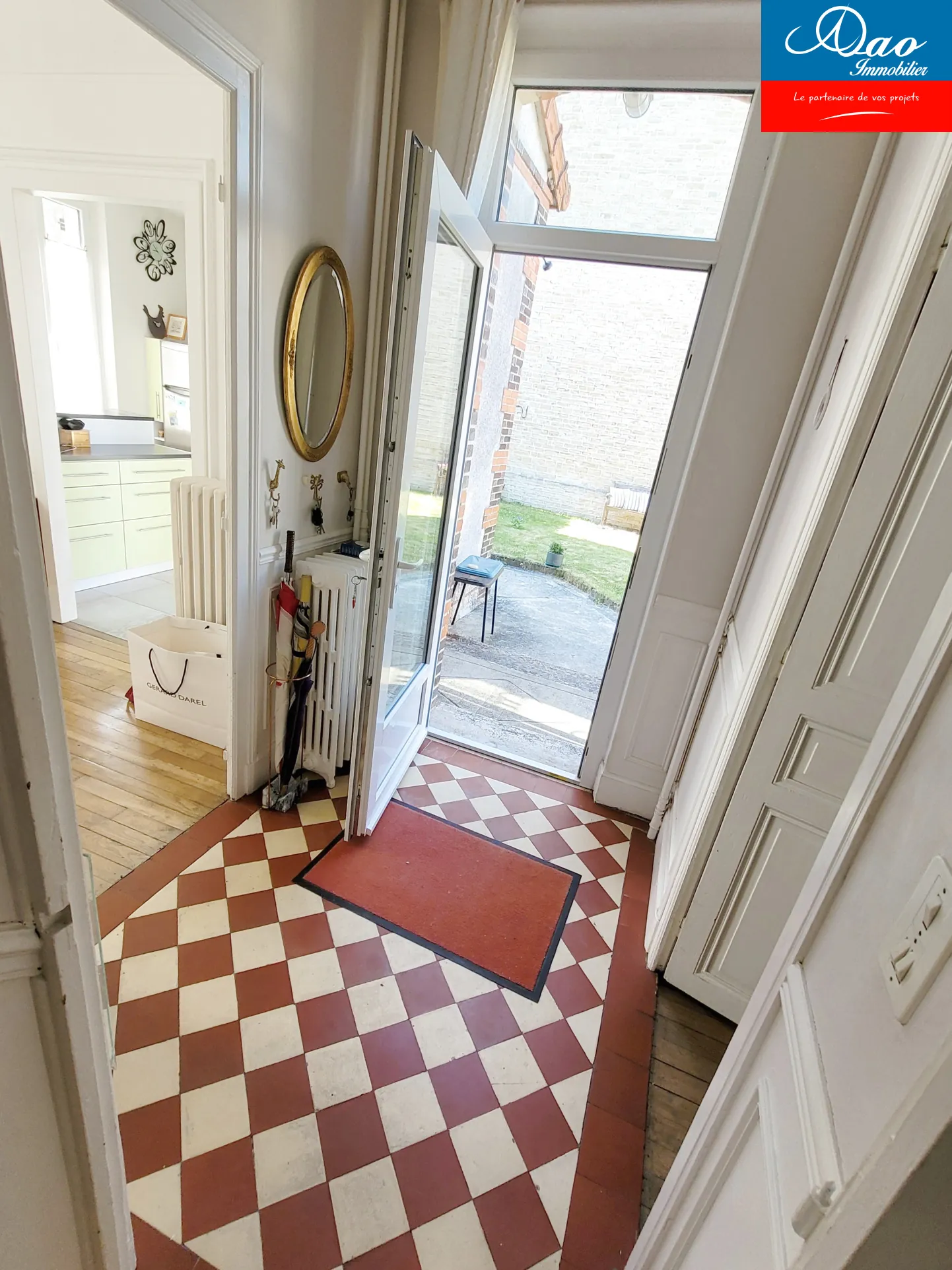 Maison de ville rénovée à Sainte-Savine avec jardin et 2 grandes chambres 