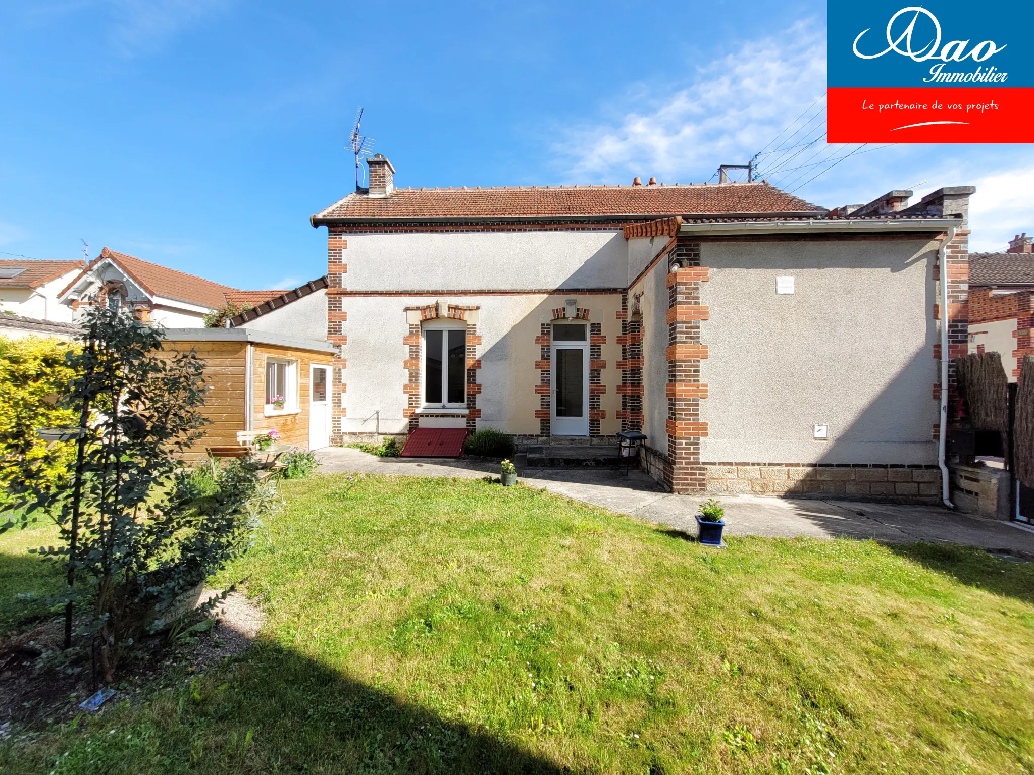 Maison de ville rénovée à Sainte-Savine avec jardin et 2 grandes chambres