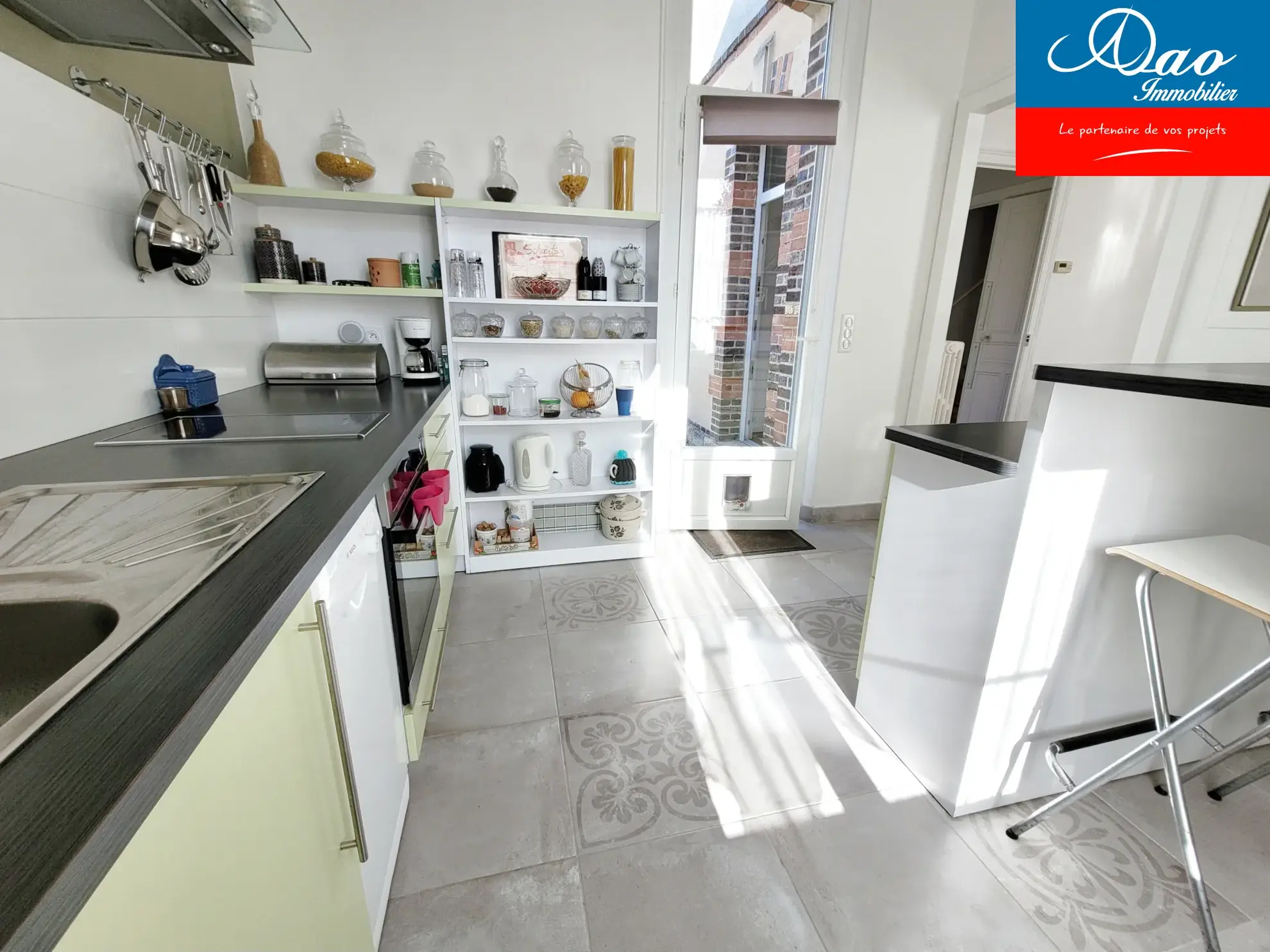 Maison de ville rénovée à Sainte-Savine avec jardin et 2 grandes chambres 