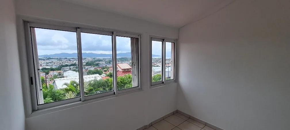 Appartement F3 avec vue mer à Fort-de-France, proche commodités 
