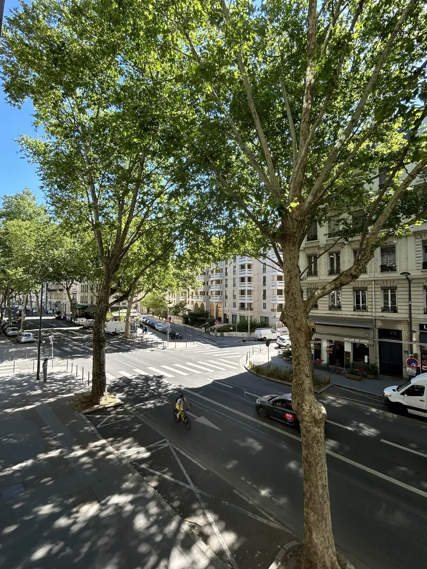 Appartement T3 rénové à Lyon 7, proche Jean Macé – Résidence moderne avec parking 