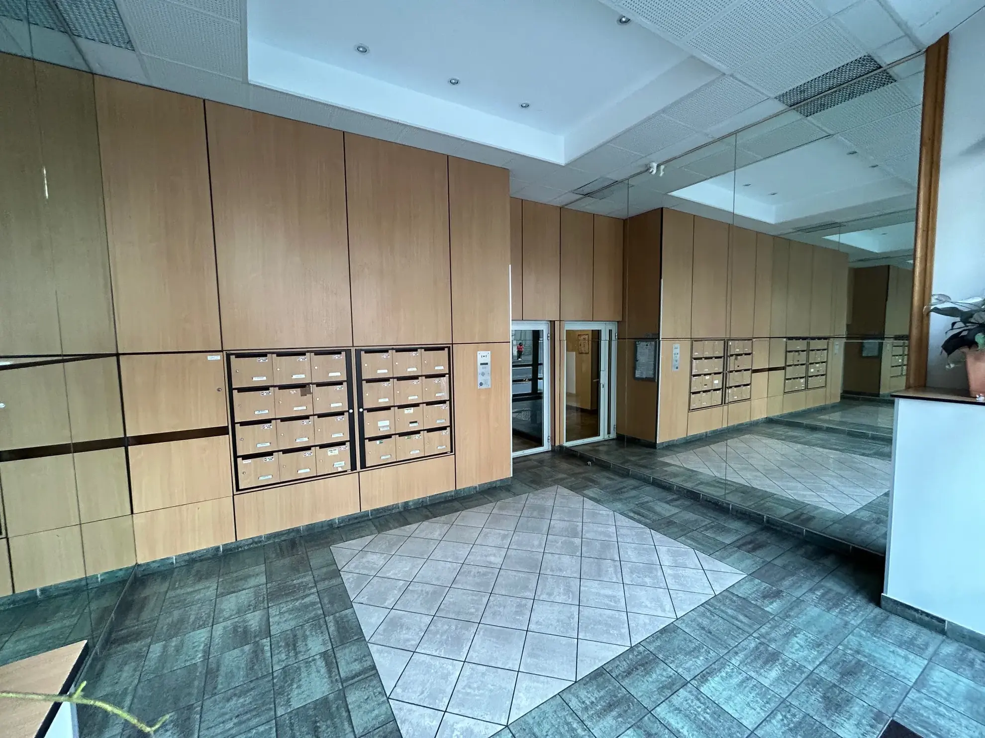 Appartement T3 rénové à Lyon 7, proche Jean Macé – Résidence moderne avec parking 