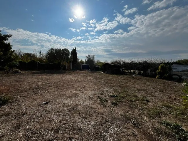Terrain de loisir de 865 m² à Canet-en-Roussillon avec forage et clôture 