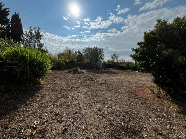 Terrain de loisir de 865 m² à Canet-en-Roussillon avec forage et clôture 