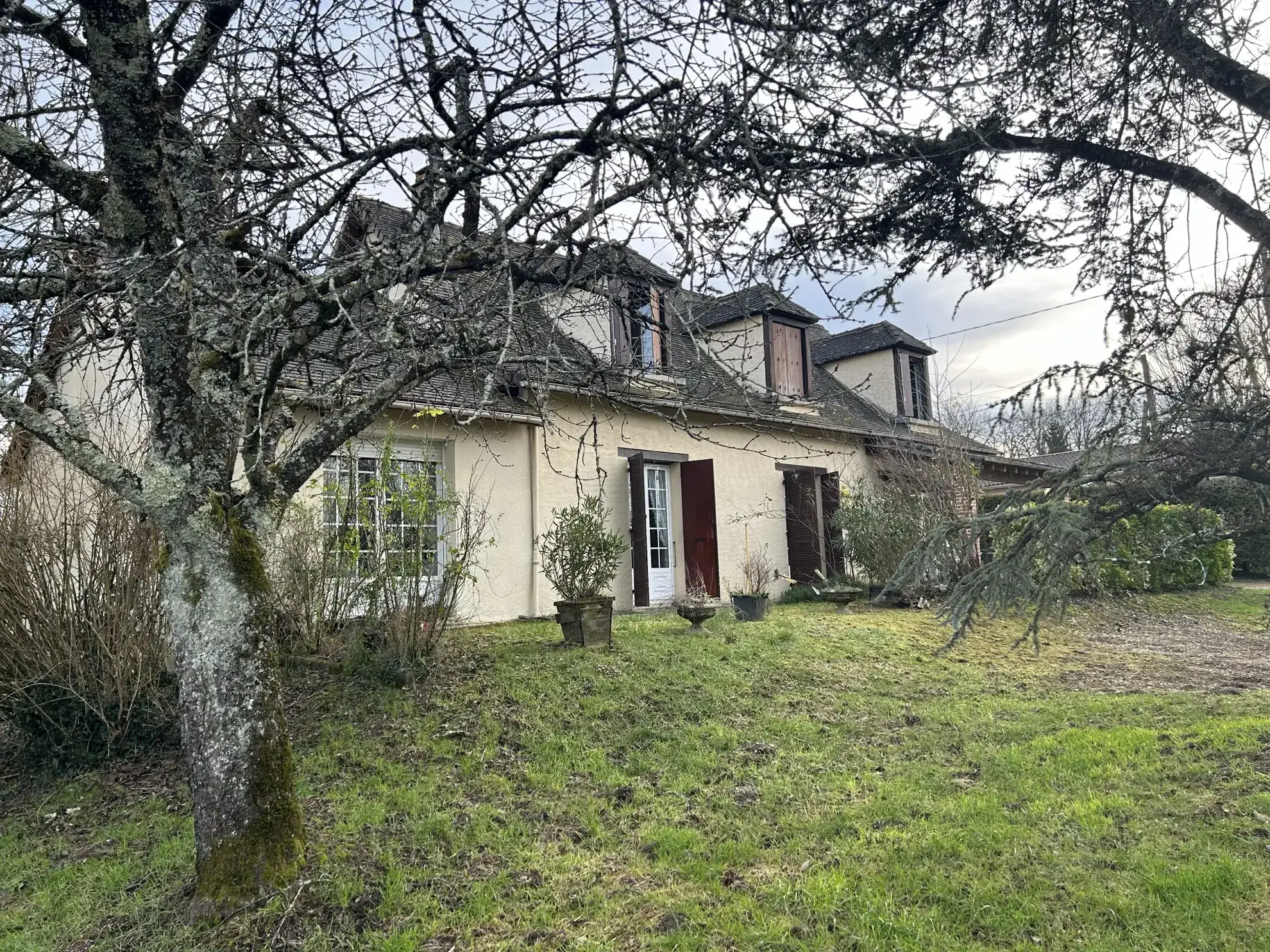 Maison périgourdine de 1970 avec grand terrain, garage et panneaux solaires à Montrem 