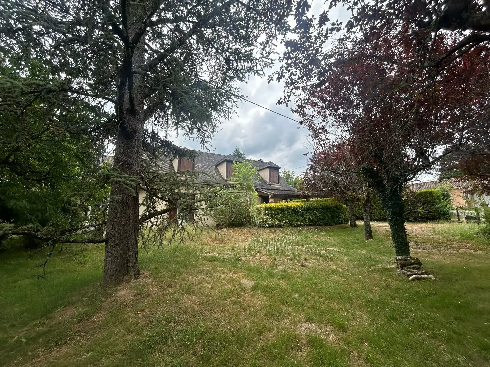 Maison périgourdine de 1970 avec grand terrain, garage et panneaux solaires à Montrem 