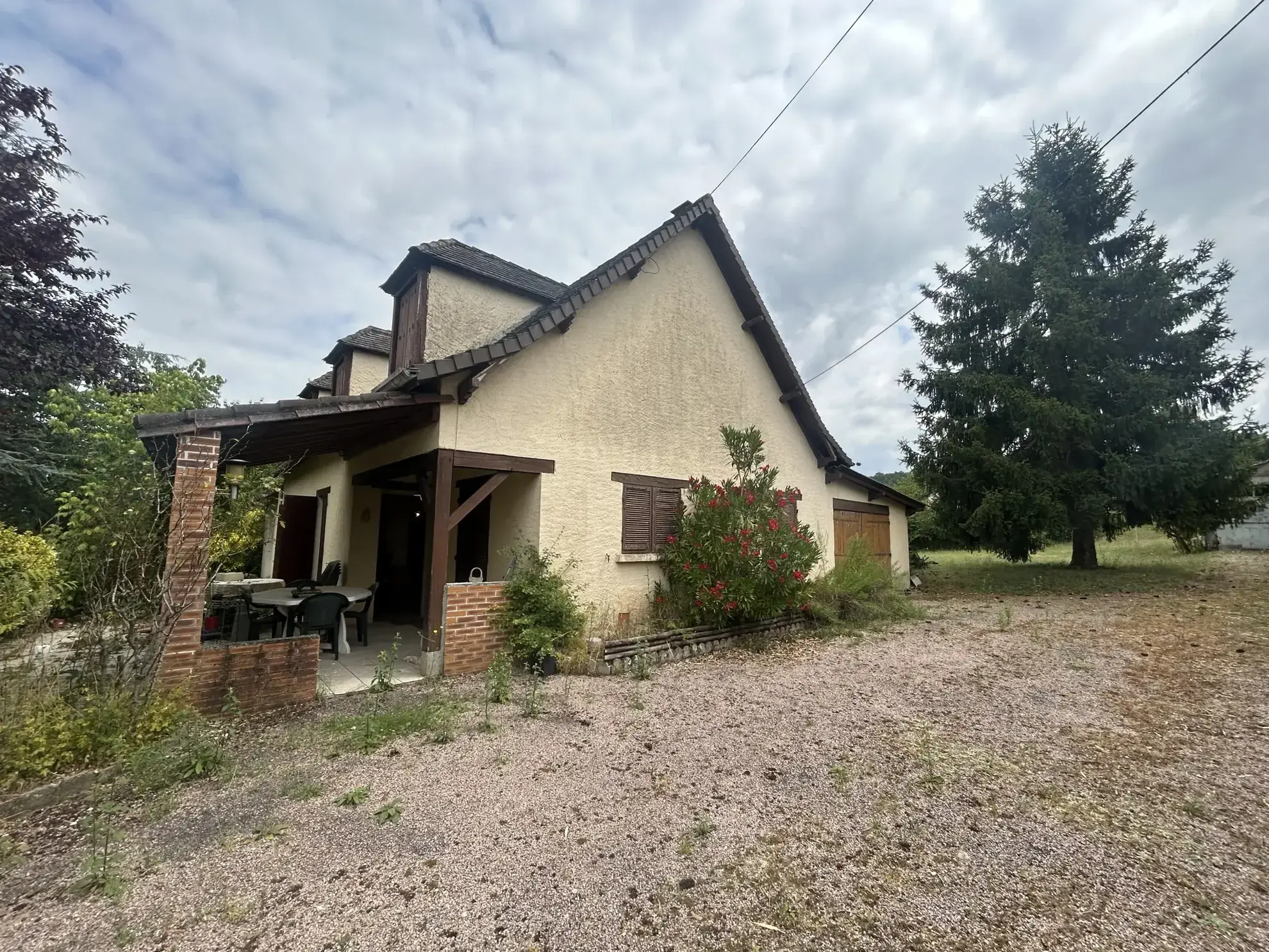 Maison périgourdine de 1970 avec grand terrain, garage et panneaux solaires à Montrem 