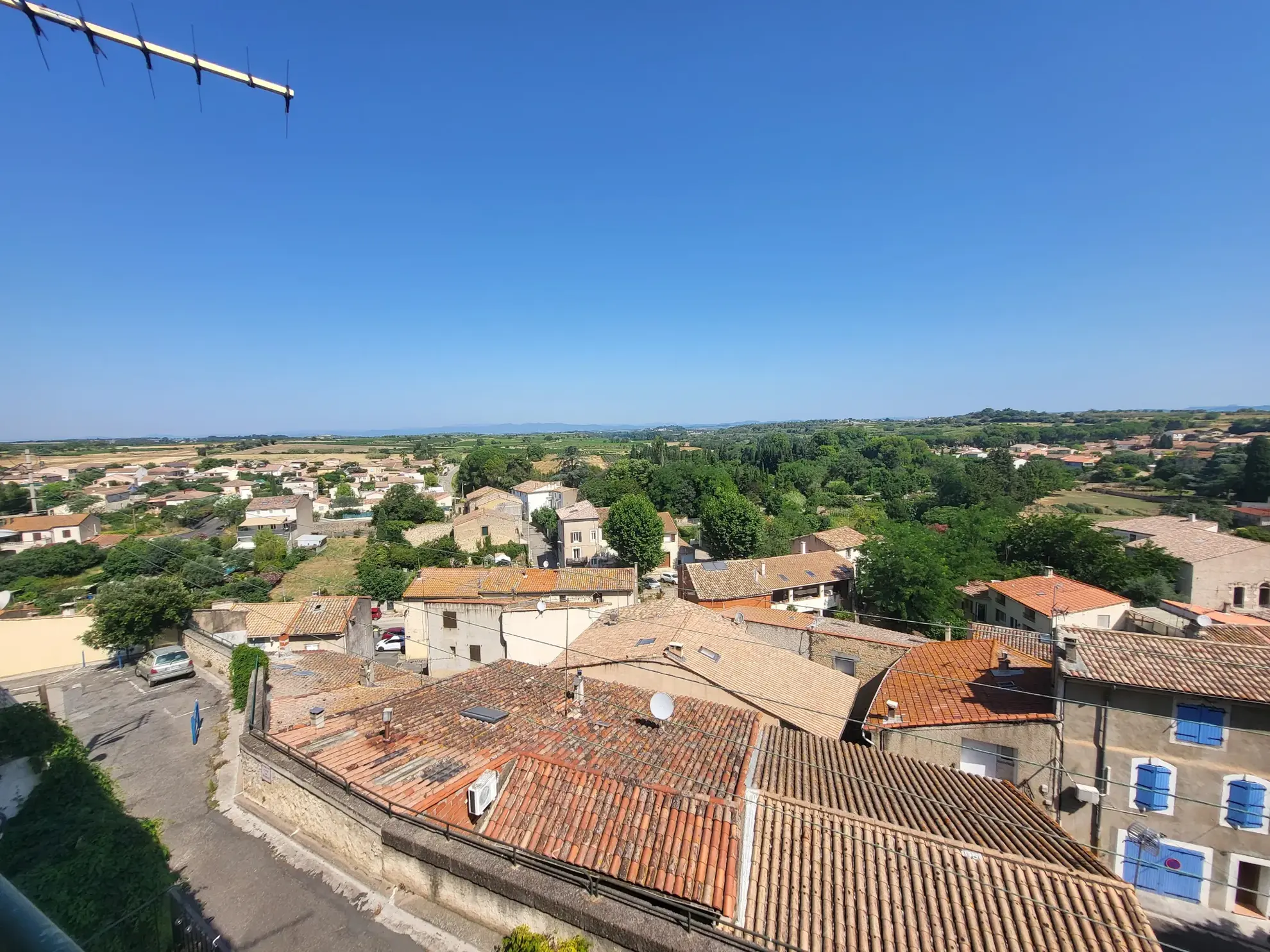 Maison de ville avec garage et terrasse à Servian - Opportunité à saisir