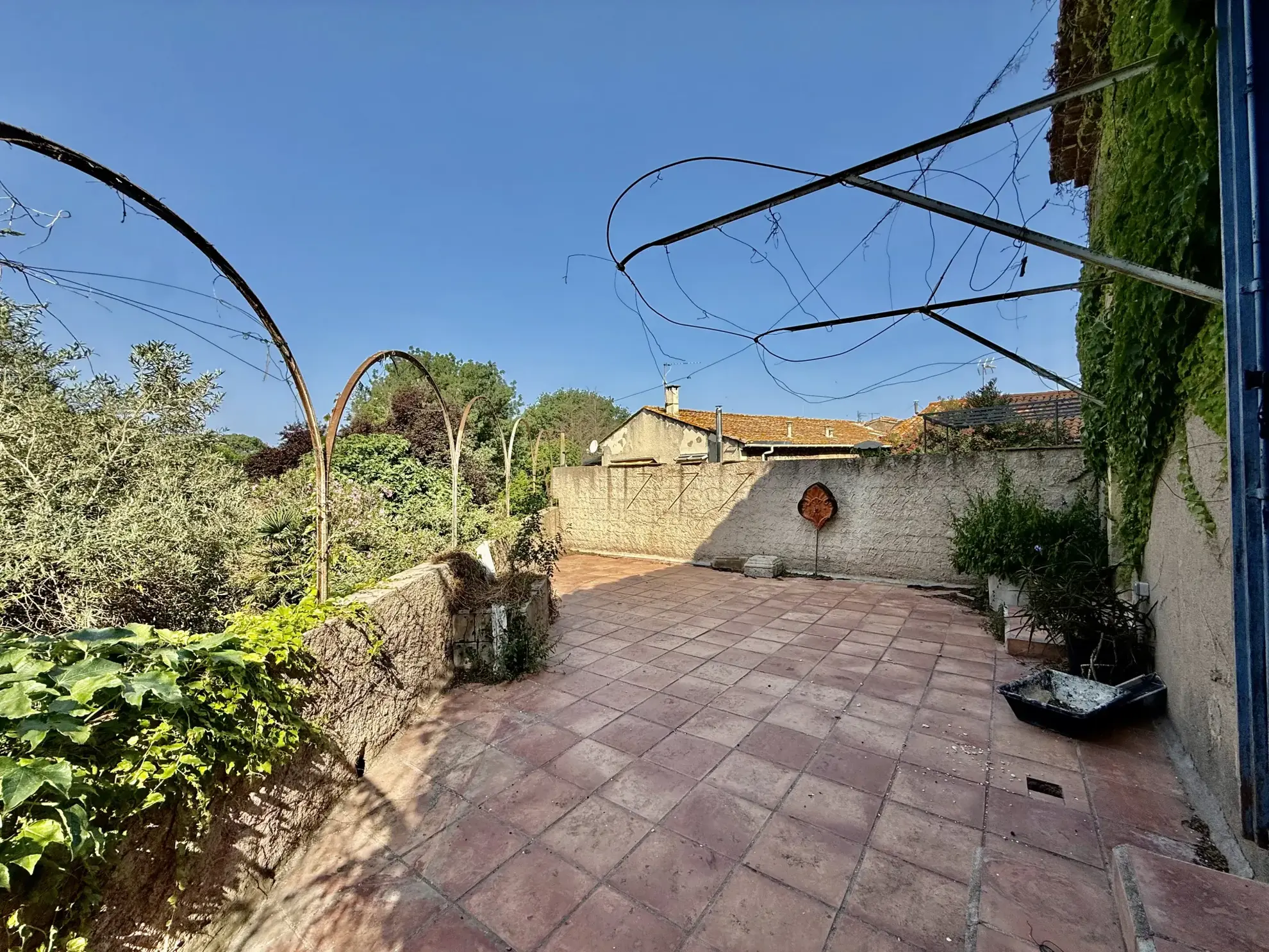 Charmante maison vigneronne avec garage, terrasses et grand espace de vie à Saint-Thibéry 