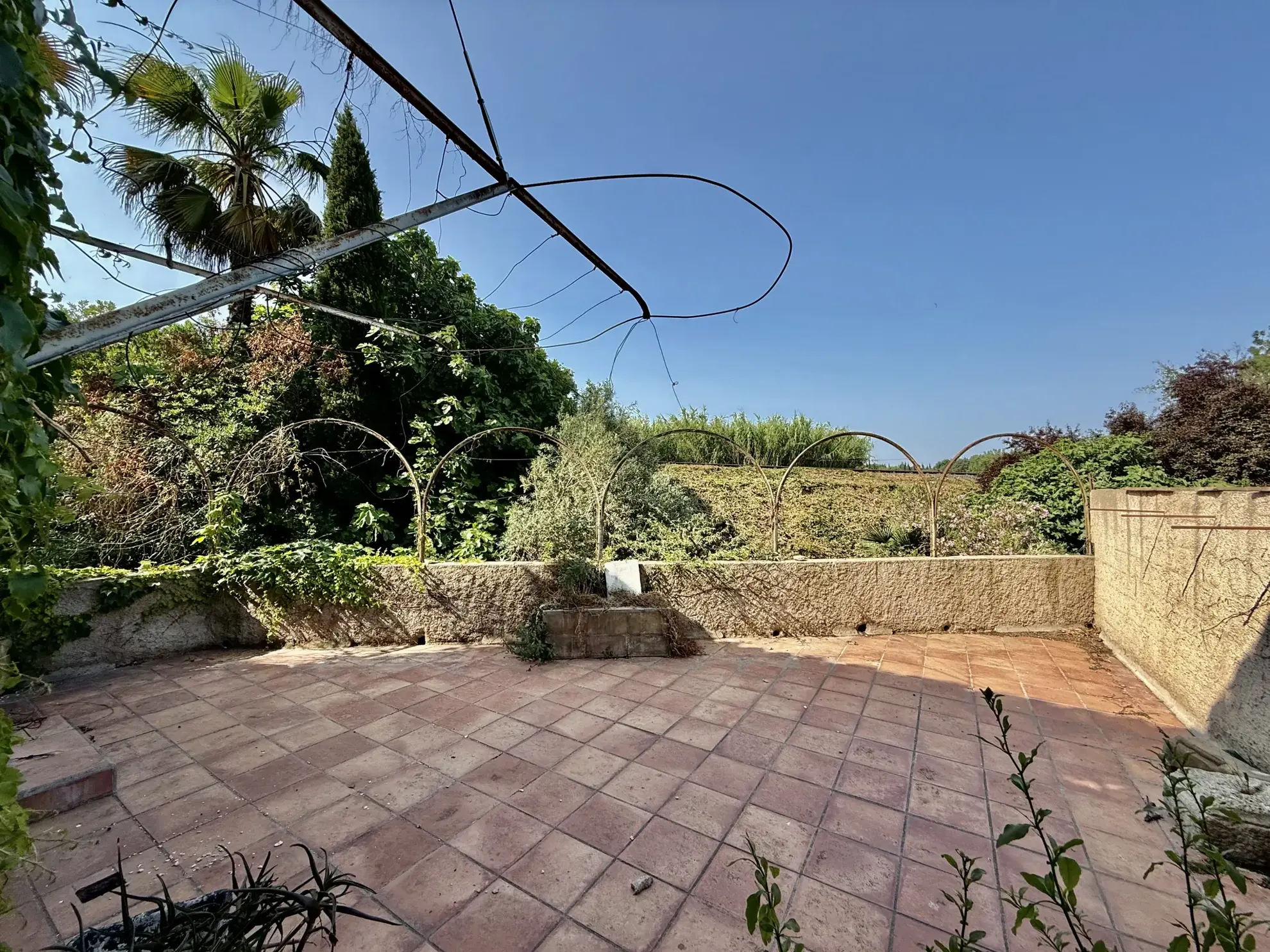 Charmante maison vigneronne avec garage, terrasses et grand espace de vie à Saint-Thibéry