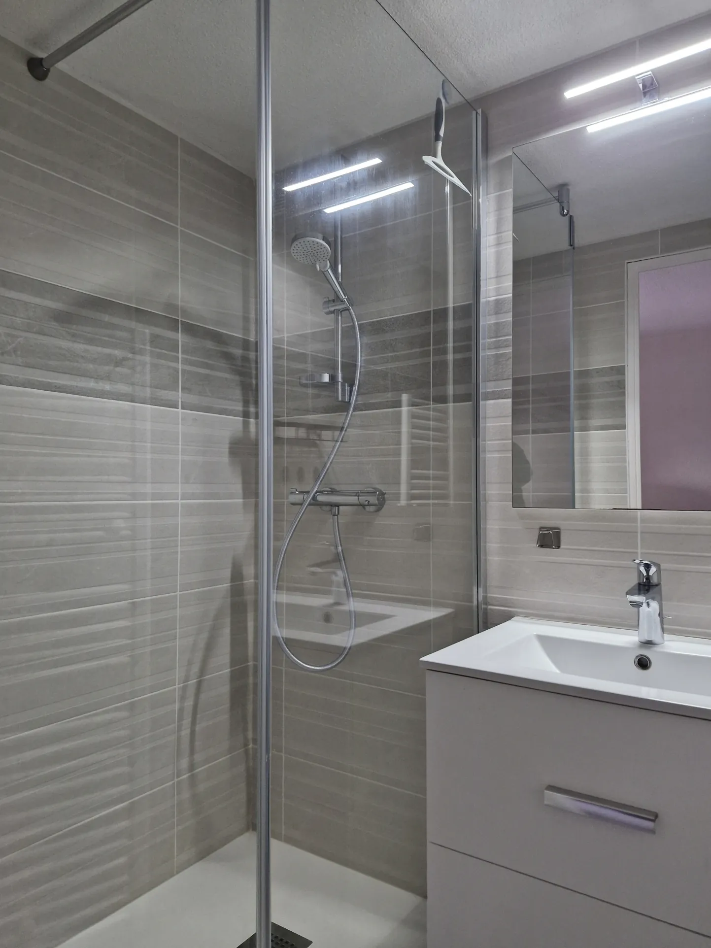 Maison à vendre avec piscine à Saint Vincent Sur Jard - 2 chambres, véranda, parking 