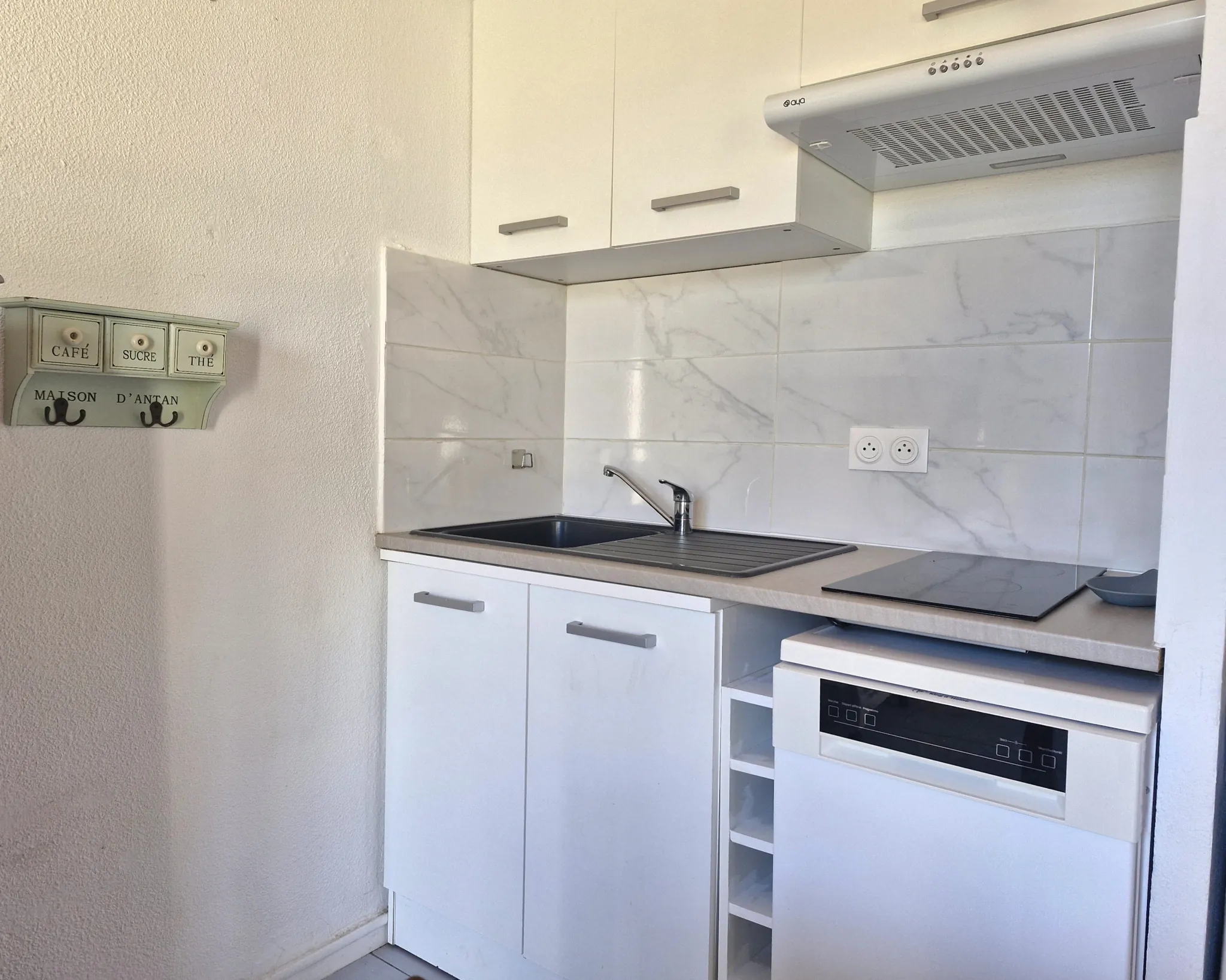 Maison à vendre avec piscine à Saint Vincent Sur Jard - 2 chambres, véranda, parking 