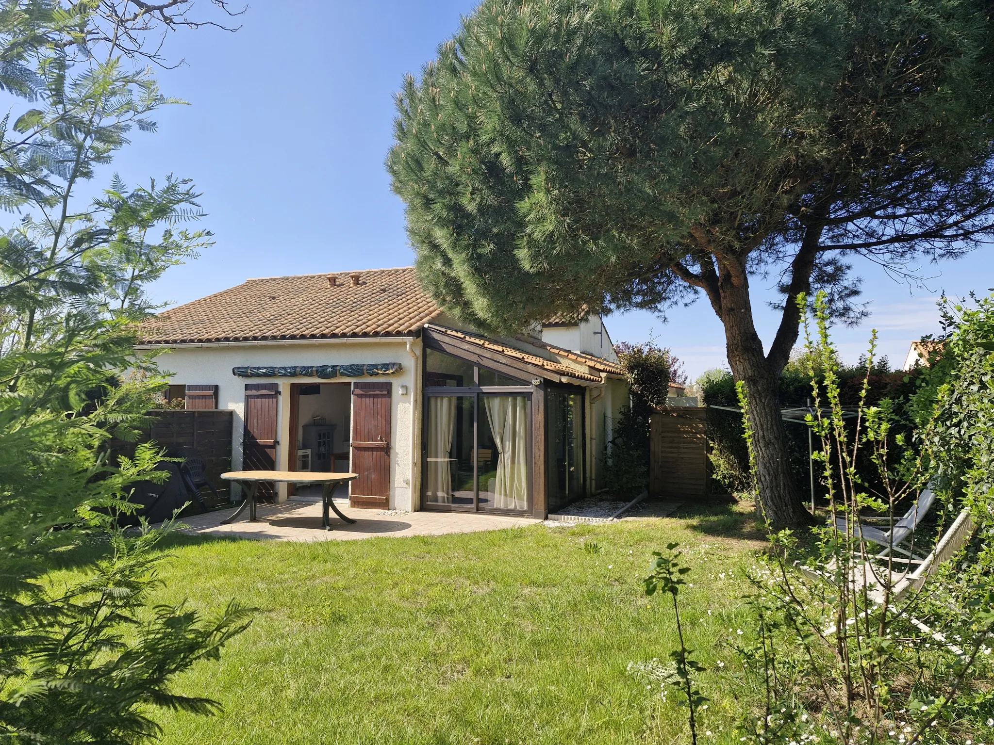 Maison à vendre avec piscine à Saint Vincent Sur Jard - 2 chambres, véranda, parking